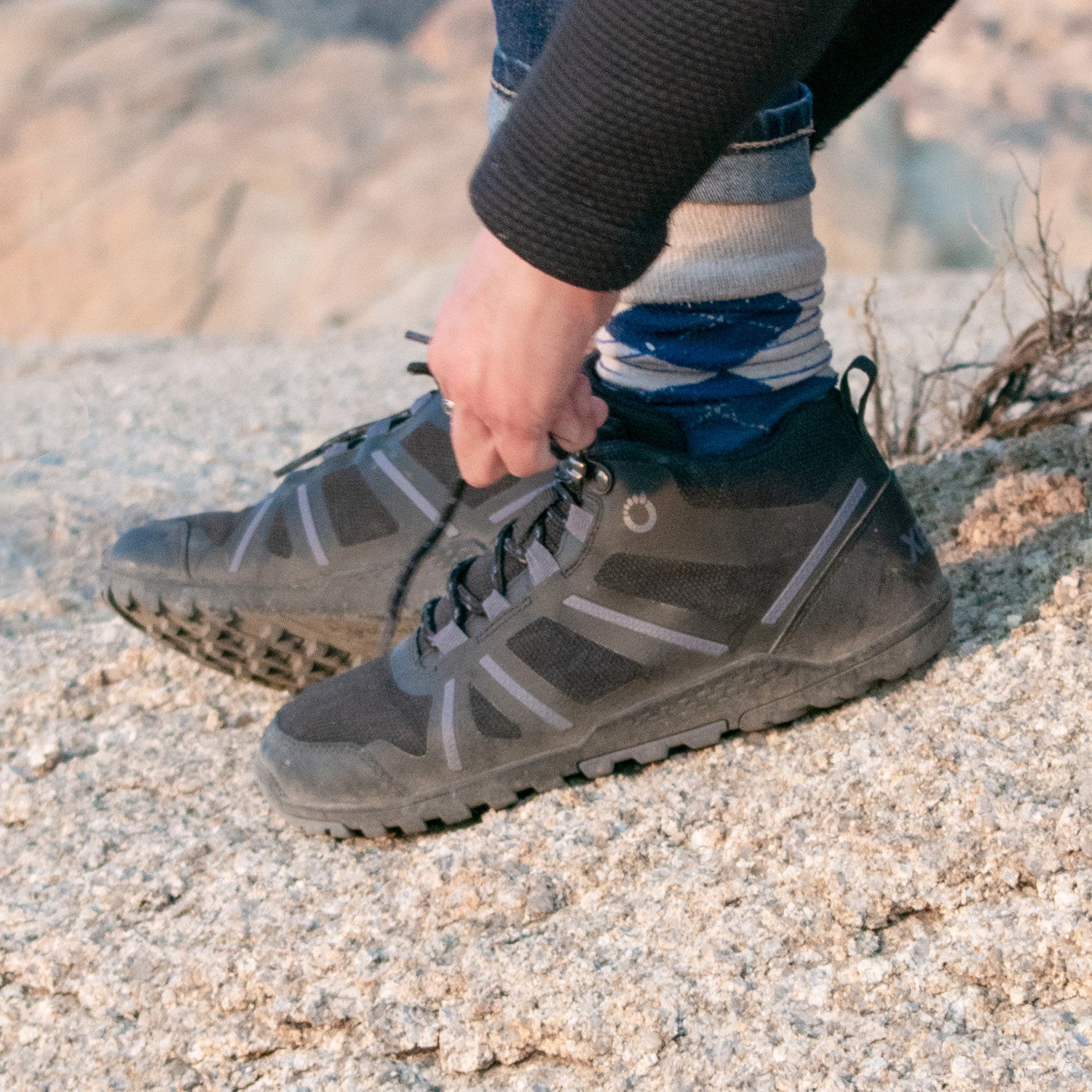 Daylite Hiker Fusion Women Black Barfußschuhe Wanderschuhe, getragen in Schwarz. Diese Barfuß-Wanderschuhe bieten natürlichen Komfort und Flexibilität für Outdoor-Abenteuer. Erhältlich in unserem Onlineshop für Barfußschuhe.