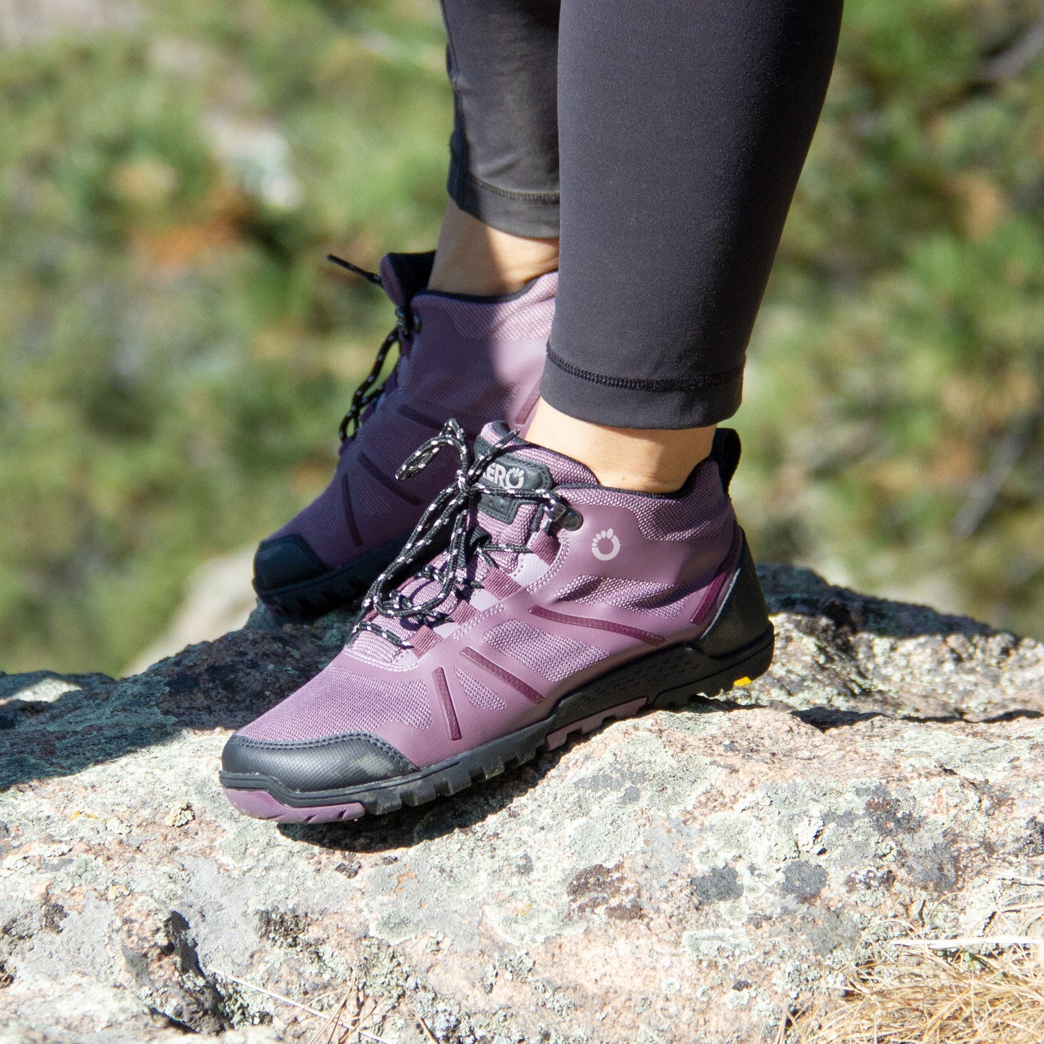 Daylite Hiker Fusion Barfußschuhe für Damen in Mulberry, gezeigt im Einsatz bei Outdoor-Aktivitäten, ideal für Wanderungen. Erhältlich in unserem Onlineshop für Barfußschuhe.
