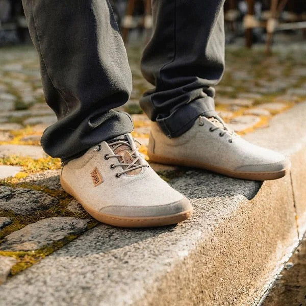 Doghammer Terrar Wool Earth Barfußschuhe aus Merinowolle, am Fuß gezeigt im Onlineshop für Barfußschuhe