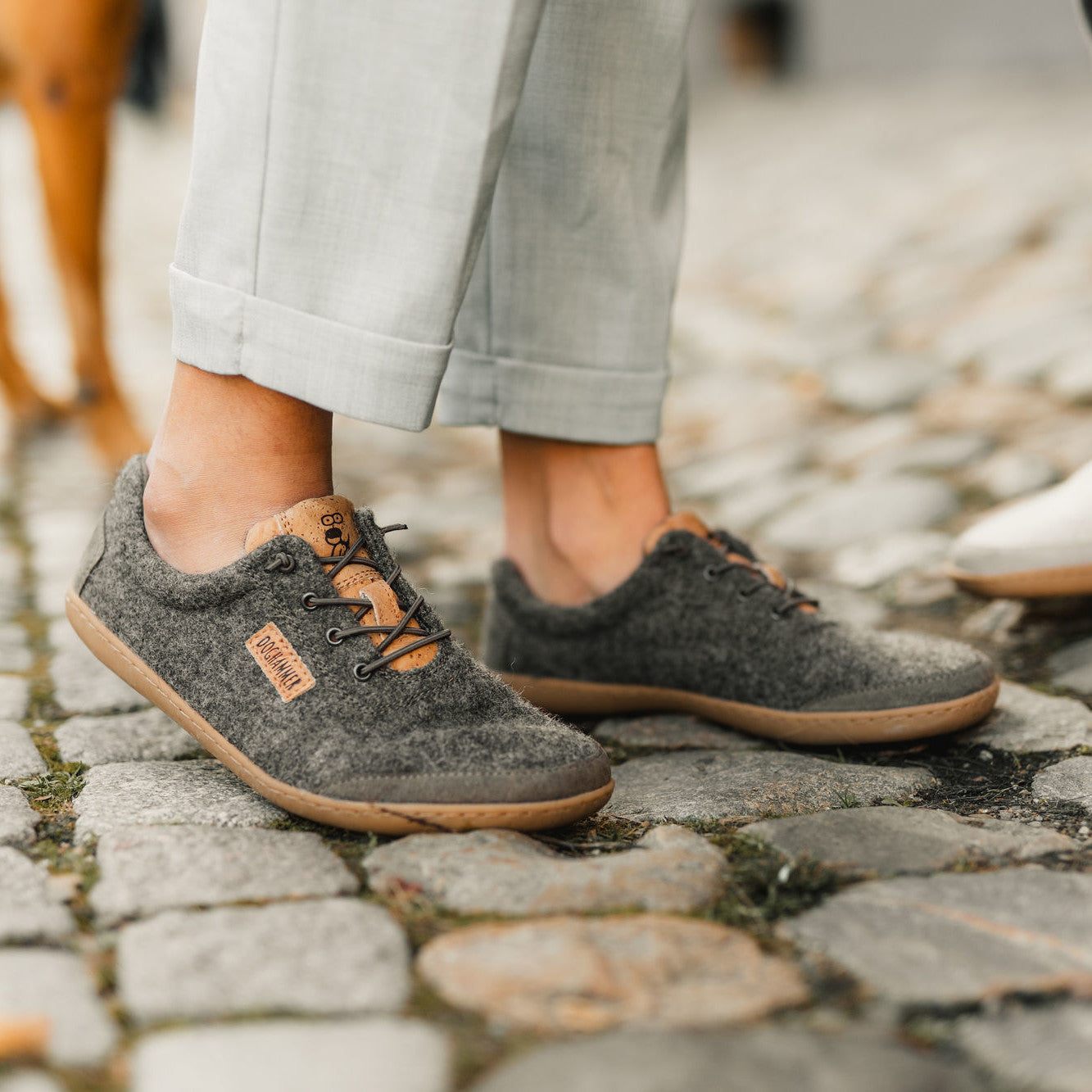 Doghammer Terrar Wool Greyish Barfußschuhe, Sneaker aus Wolle, am Fuß gezeigt im Onlineshop für Barfußschuhe