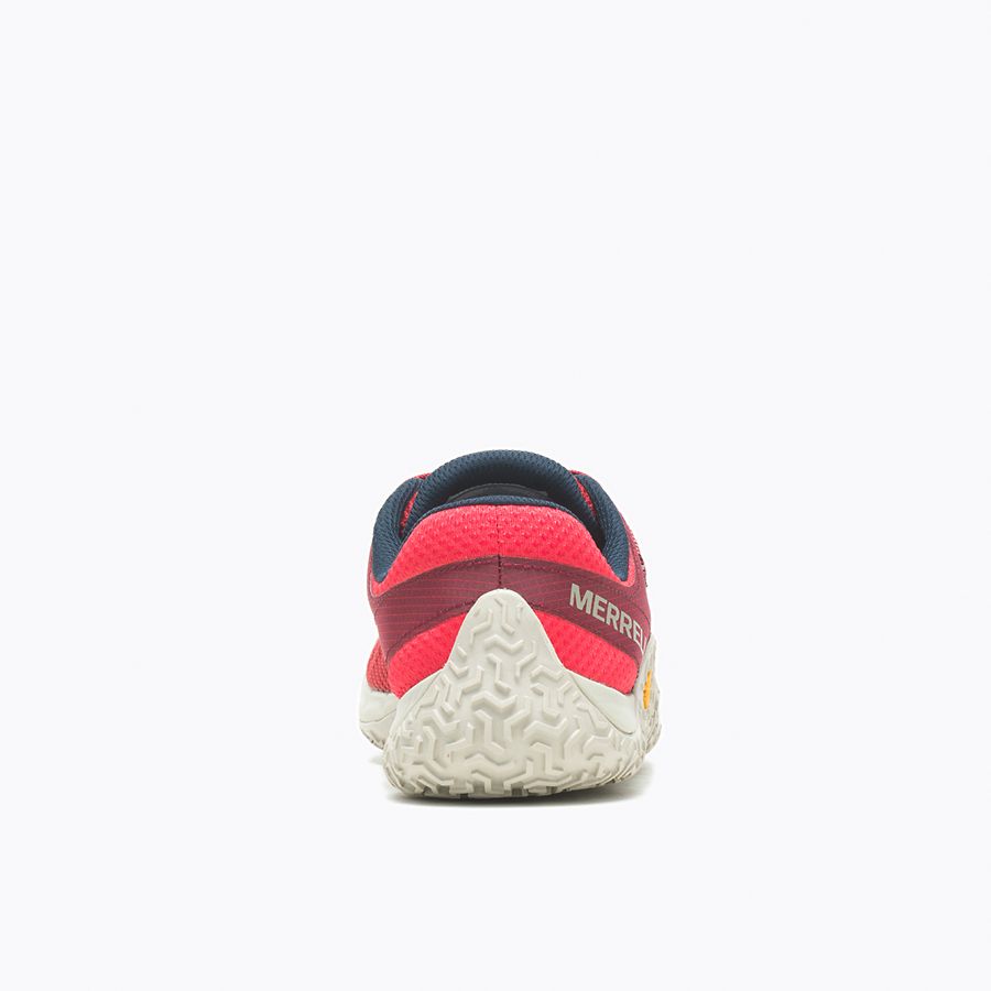 Barfußschuhe Merrell Trail Glove 7 in Lava für Herren, Rückansicht, erhältlich in unserem Onlineshop für Barfußschuhe. Leichte Konstruktion und stabiler Halt für natürliche Bewegungsfreiheit.