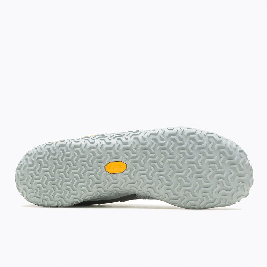 Barfußschuhe Merrell Trail Glove 7 in Monument für Herren, Ansicht von unten, erhältlich in unserem Onlineshop für Barfußschuhe. Rutschfeste Sohle für sicheren Halt und Stabilität auf allen Untergründen.