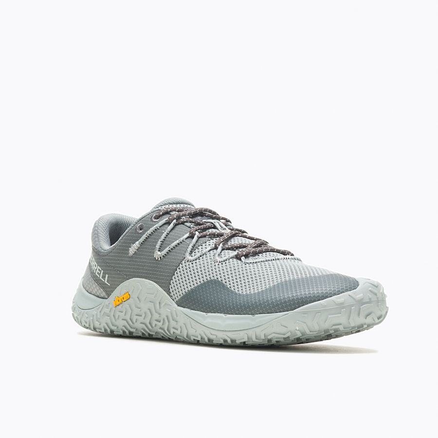 Barfußschuhe Merrell Trail Glove 7 in Monument für Herren, Frontansicht, erhältlich in unserem Onlineshop für Barfußschuhe. Flexibel und leicht für ein natürliches Laufgefühl bei jedem Schritt.