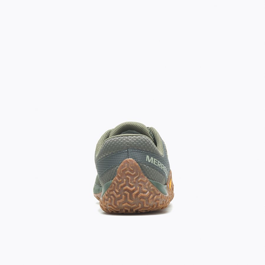 Barfußschuhe Merrell Trail Glove 7 in Pine Gum für Herren, Rückansicht, erhältlich in unserem Onlineshop für Barfußschuhe. Leichte Konstruktion und stabile Sohle für natürlichen Halt und Flexibilität bei allen Outdoor-Abenteuern.