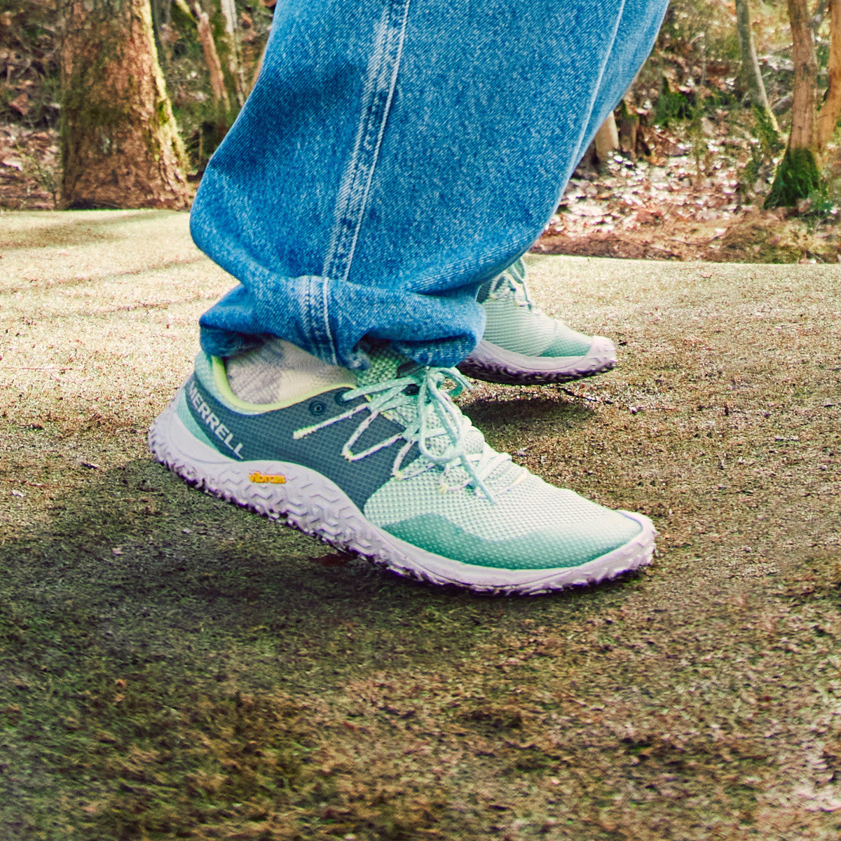 Barfußschuhe Merrell Trail Glove 7 für Damen in Jade, getragen, erhältlich in unserem Onlineshop für Barfußschuhe. Der flexible Schuh sorgt für ein barfußähnliches Laufgefühl und Komfort bei jedem Schritt.