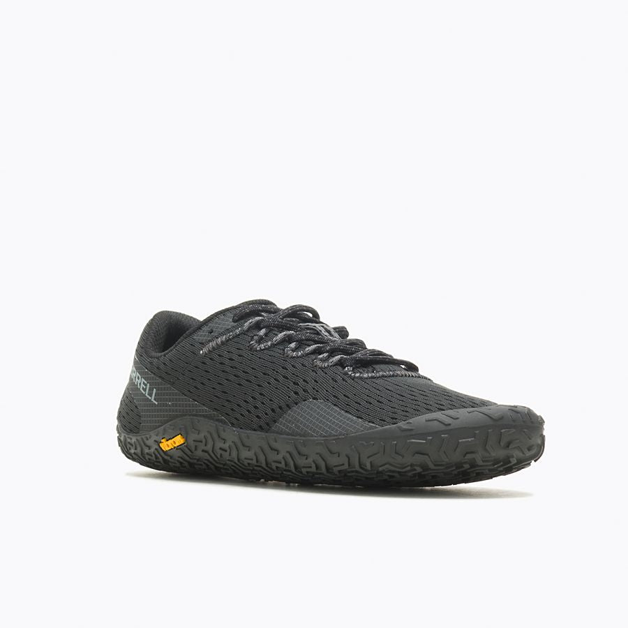 Barfußschuhe Merrell Vapor Glove 6 in Schwarz für Damen, Frontansicht, erhältlich in unserem Onlineshop für Barfußschuhe. Leicht und flexibel für ein natürliches Laufgefühl und hervorragenden Komfort.