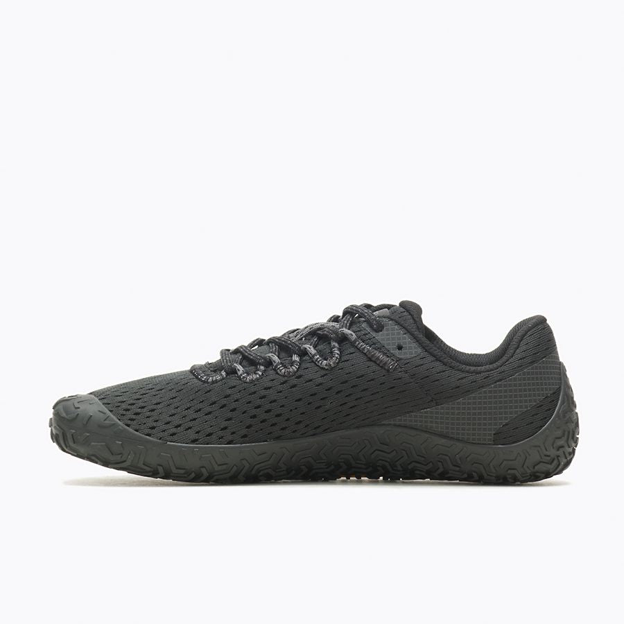 Barfußschuhe Merrell Vapor Glove 6 in Schwarz für Damen, linke Ansicht, erhältlich in unserem Onlineshop für Barfußschuhe. Flexibles Design für ein barfußähnliches Laufgefühl und maximalen Komfort bei jedem Schritt.