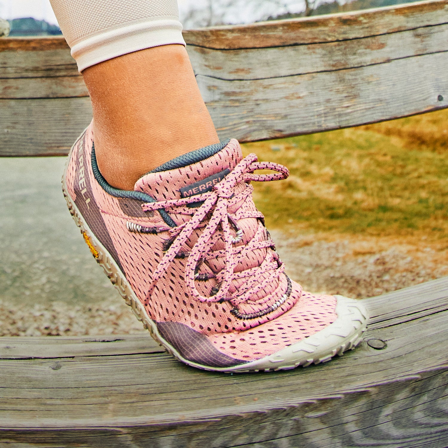 Barfußschuhe Merrell Vapor Glove 6 in Burlwood für Damen, getragen, erhältlich in unserem Onlineshop für Barfußschuhe. Flexibles Design für ein barfußähnliches Laufgefühl und maximalen Komfort bei Outdoor-Aktivitäten.