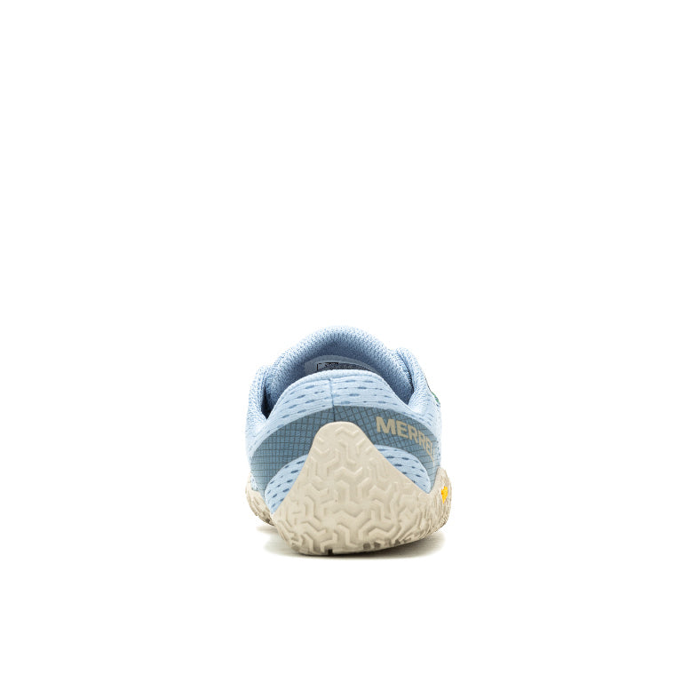 Barfußschuhe Merrell Vapor Glove 6 in Chambray für Damen, Rückansicht, erhältlich in unserem Onlineshop für Barfußschuhe. Leicht und flexibel für ein natürliches Laufgefühl und Unterstützung bei jeder Bewegung.