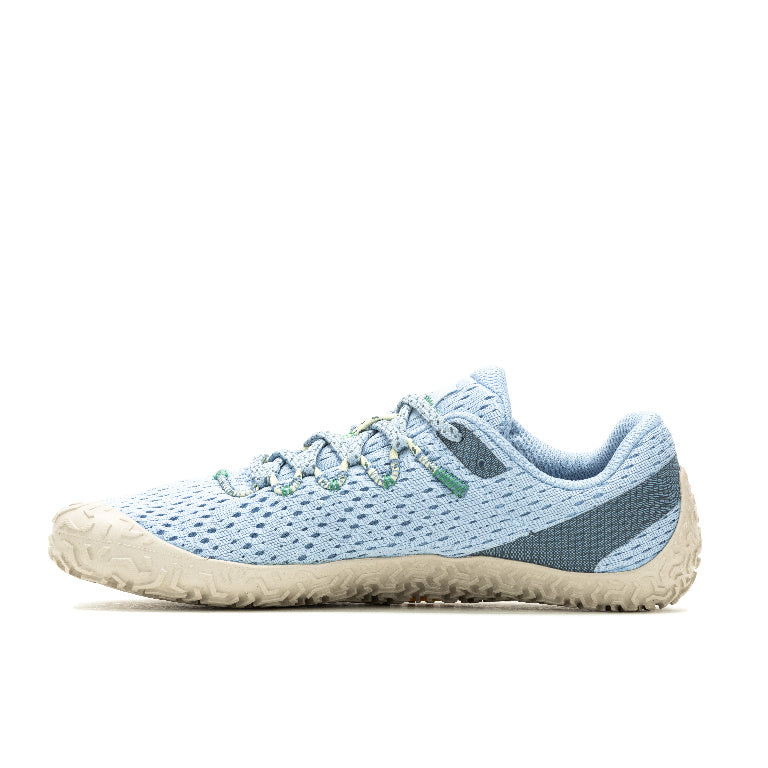 Barfußschuhe Merrell Vapor Glove 6 in Chambray für Damen, linke Ansicht, erhältlich in unserem Onlineshop für Barfußschuhe. Flexibles Design für ein barfußähnliches Laufgefühl und ausgezeichneten Komfort bei jedem Schritt.