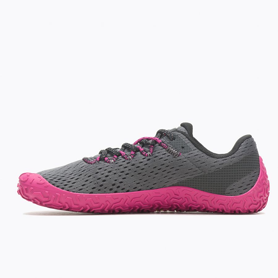 Barfußschuhe Merrell Vapor Glove 6 in Granite Fuchsia für Damen, linke Ansicht, erhältlich in unserem Onlineshop für Barfußschuhe. Flexibles Design für ein barfußähnliches Laufgefühl und optimalen Komfort bei jedem Schritt.