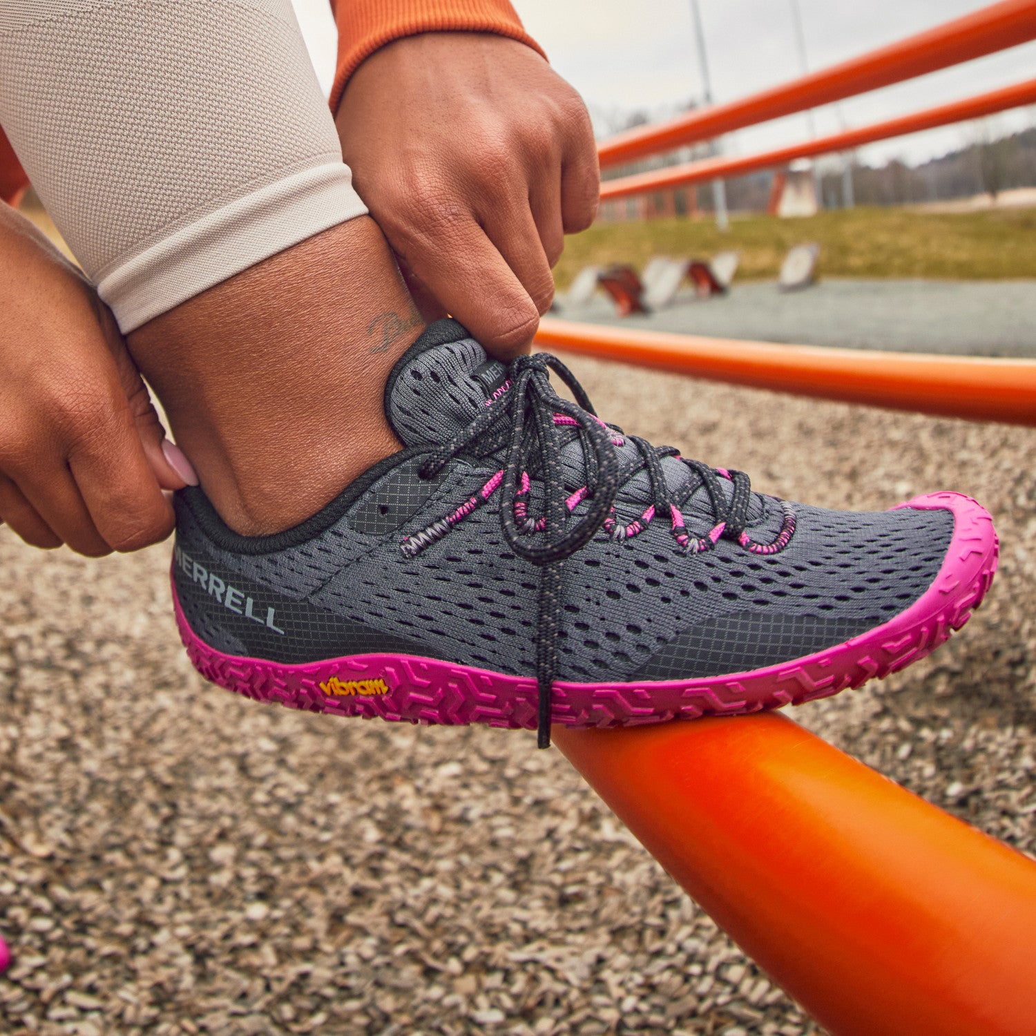 Barfußschuhe Merrell Vapor Glove 6 in Granite Fuchsia für Damen, getragen, erhältlich in unserem Onlineshop für Barfußschuhe. Flexibles Design und natürliches Laufgefühl für maximale Bewegungsfreiheit und Komfort bei jedem Schritt.