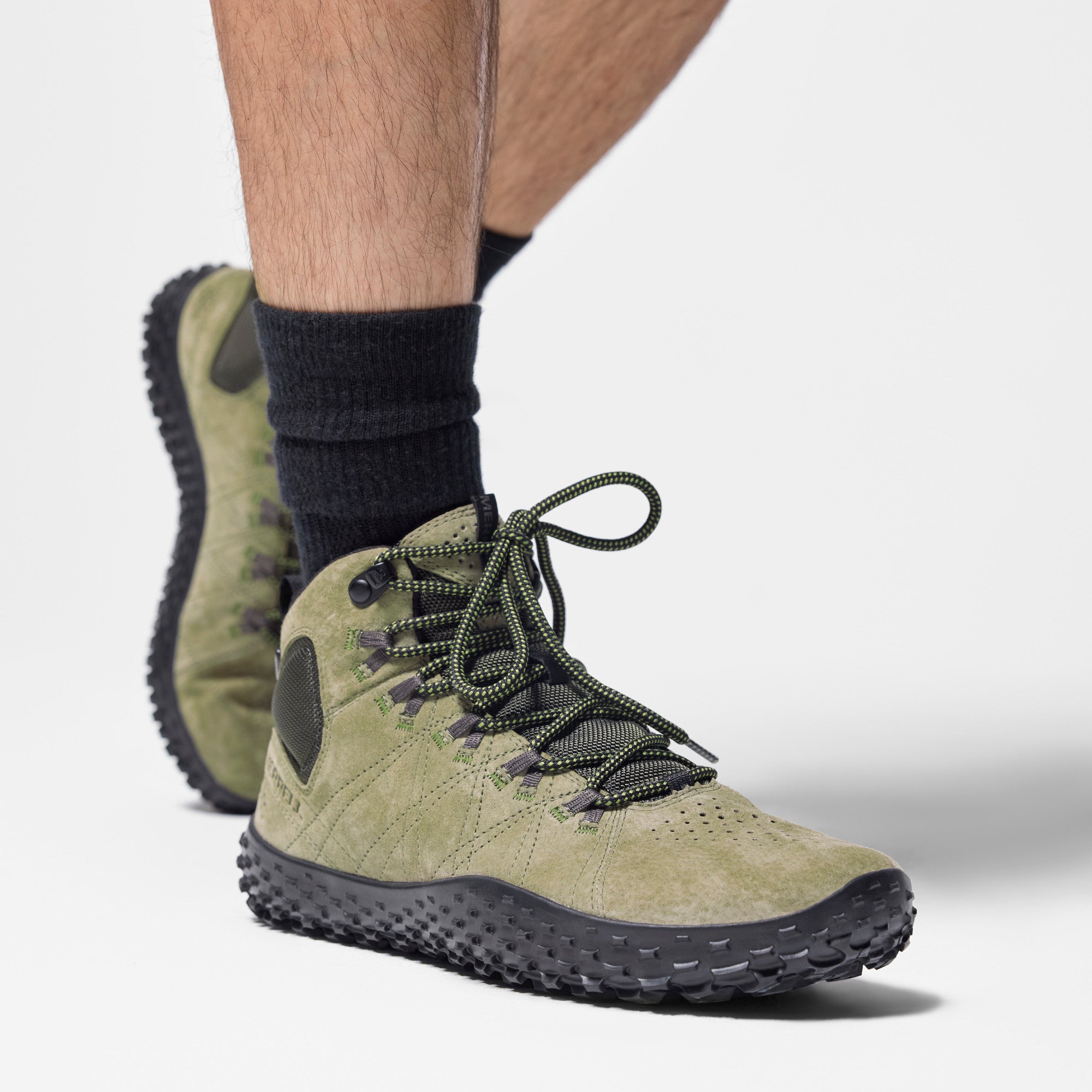 Merrell Wrapt Mid WP Barfußschuhe für Herren in Olive-Schwarz, wasserdichte Wanderschuhe im Onlineshop, am Fuß gezeigt