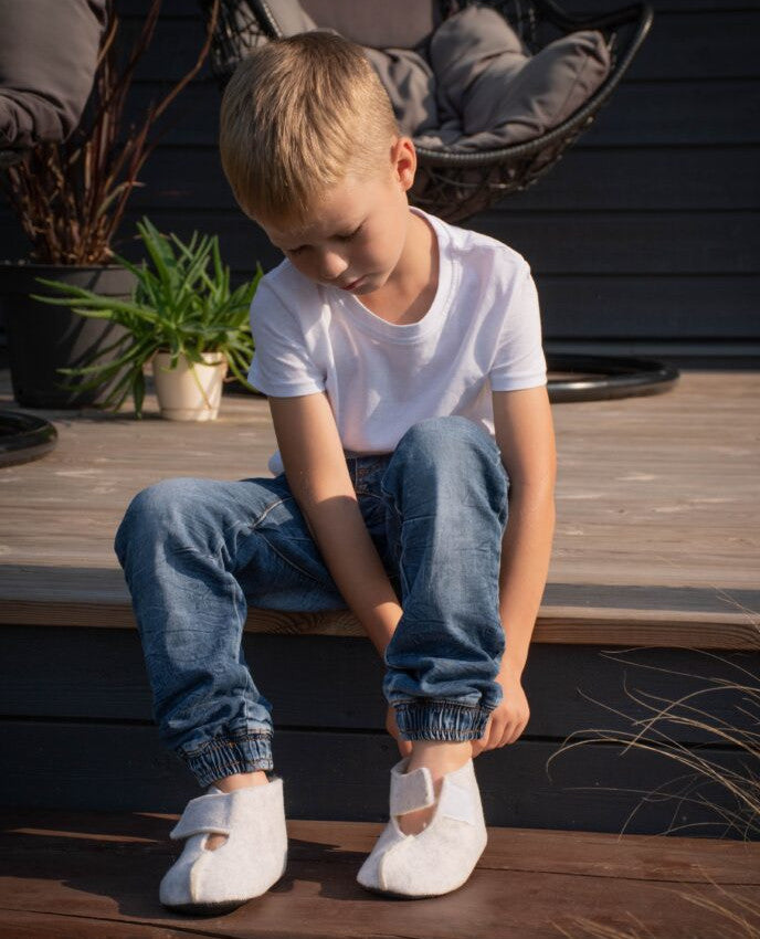 OmaKing Kinder Barfuß-Hausschuhe aus Wolle, in Aktion getragen, warm und bequem, erhältlich in unserem Onlineshop für Barfußschuhe
