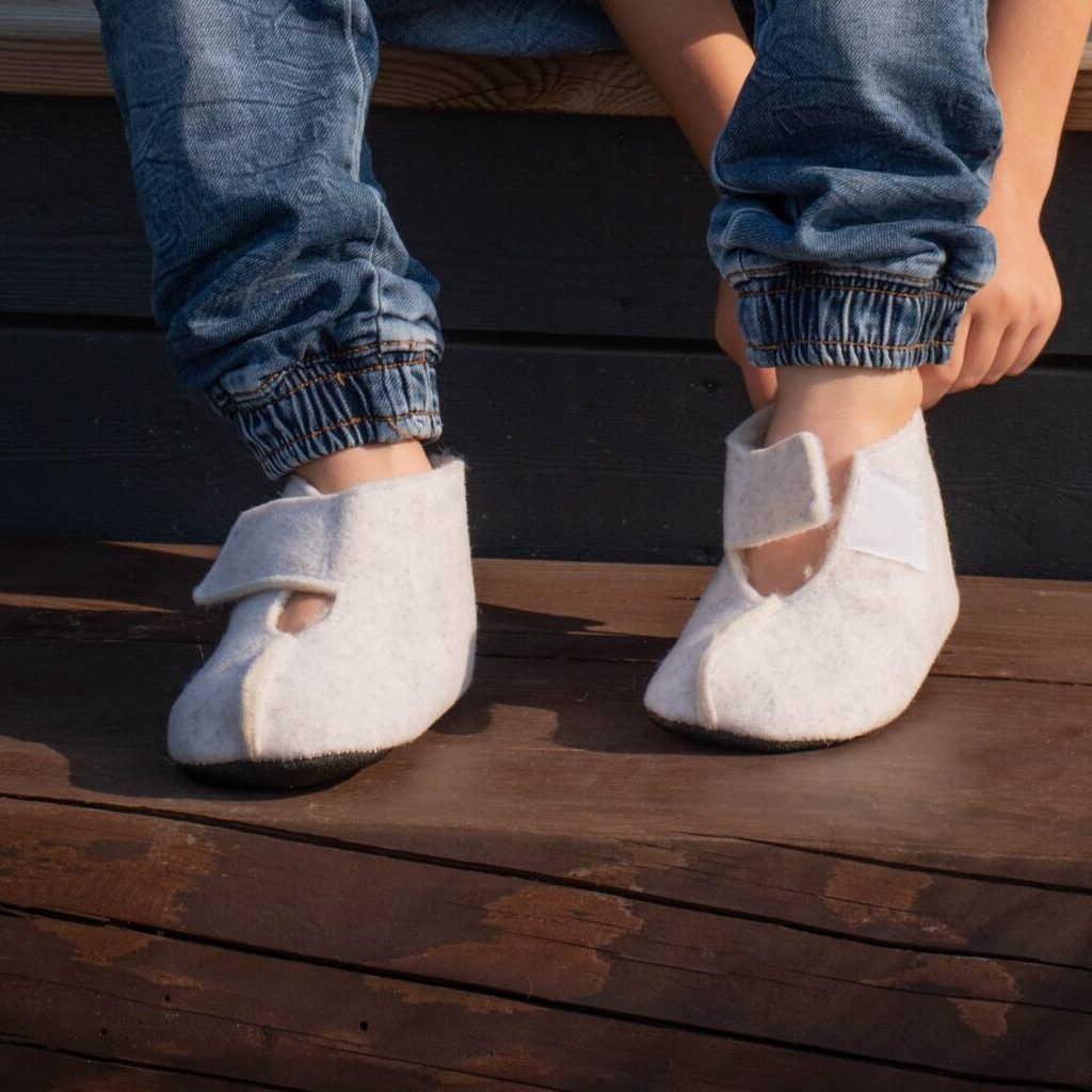 OmaKing Kinder Barfuß-Hausschuhe aus Wolle, in Aktion getragen, warm und bequem, erhältlich in unserem Onlineshop für Barfußschuhe