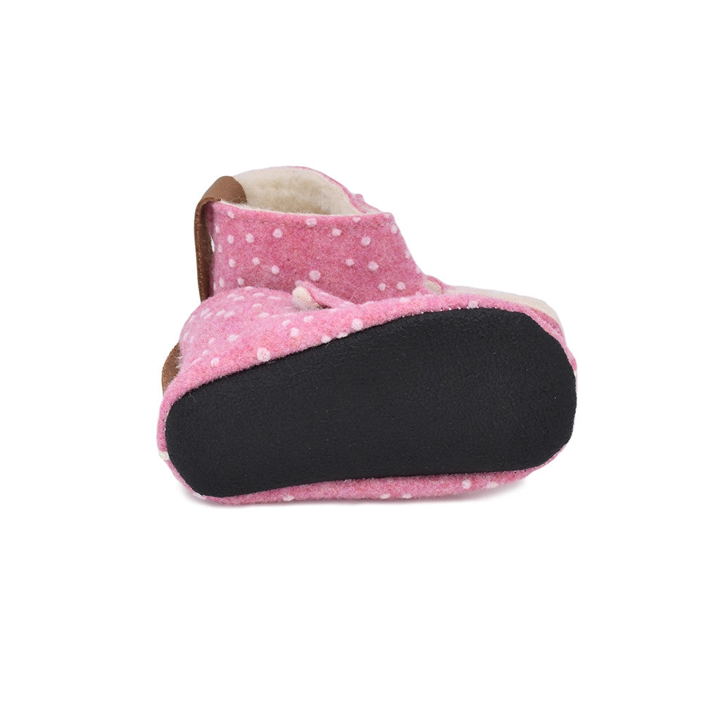Sohlenansicht der rosa Kinder-Barfuß-Hausschuhe aus Wolle von OmaKing, gefüttert und rutschfest, im Onlineshop für Barfußschuhe erhältlich.