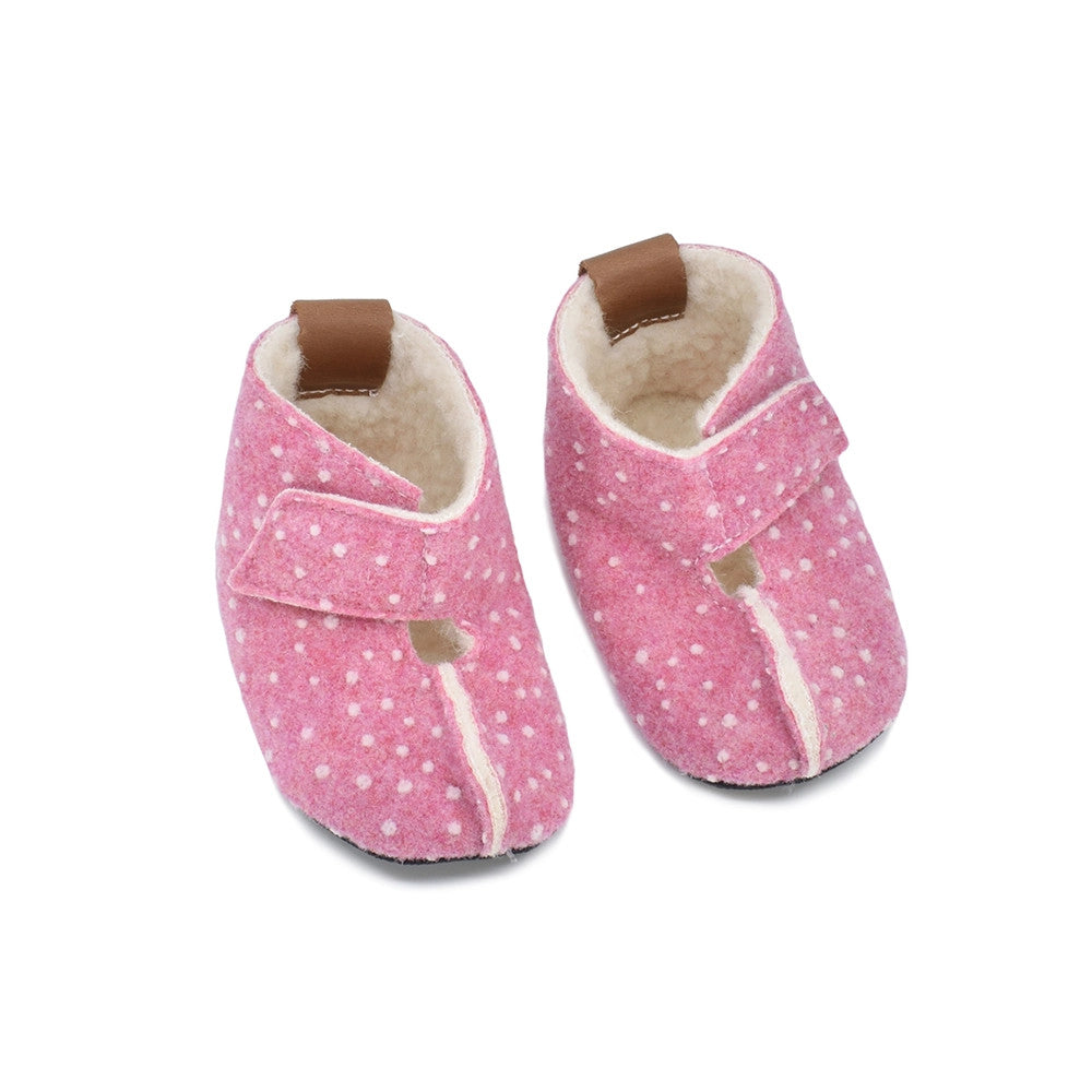 Vordere Ansicht der rosa Kinder-Barfuß-Hausschuhe aus Wolle von OmaKing, gefüttert und bequem, erhältlich in unserem Onlineshop für Barfußschuhe.