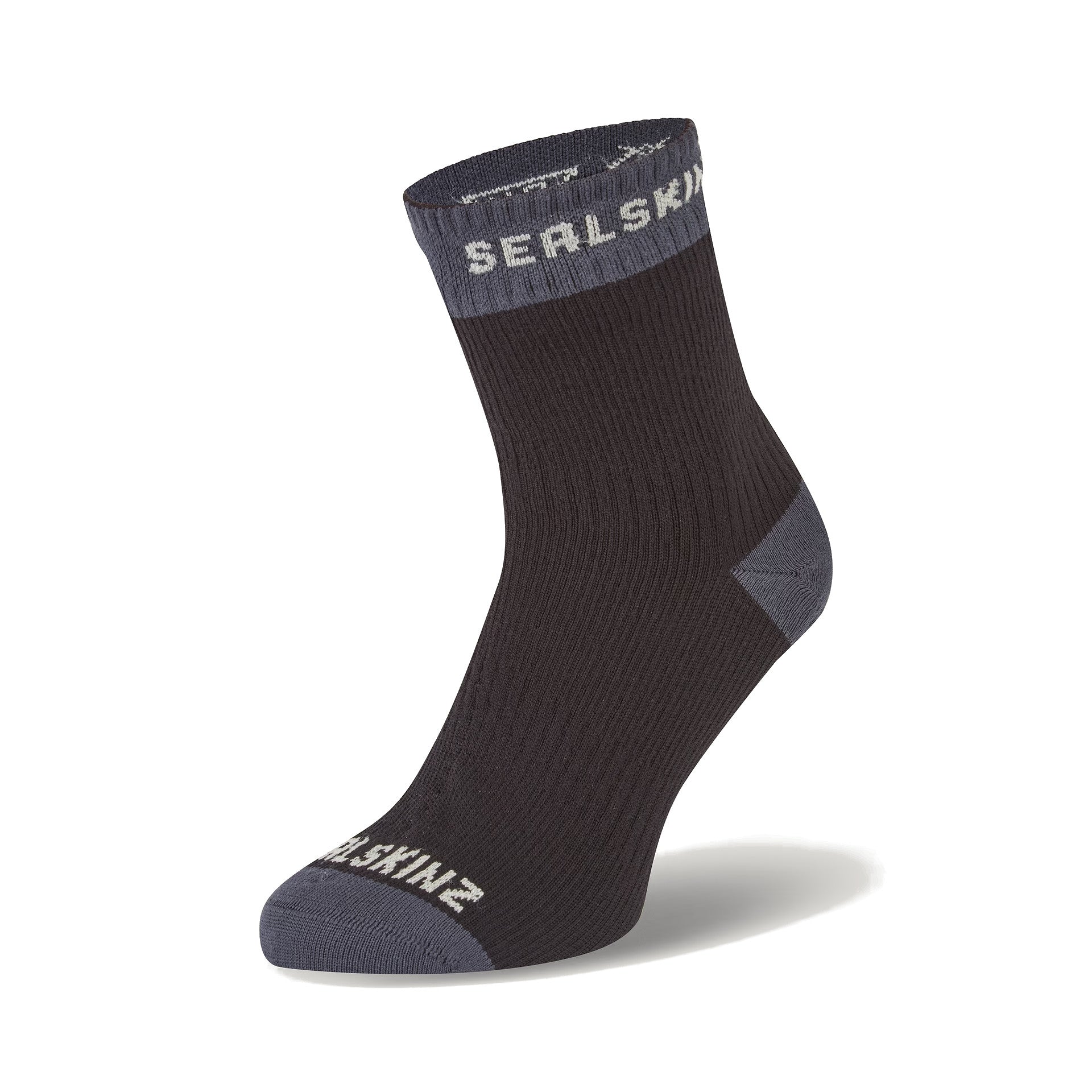 Wasserdichte Sealskinz Wretham Knöchelhohe Warmwettersocken in Schwarz-Grau, linke Seitenansicht, perfekt für Outdoor-Komfort im Onlineshop für Barfußschuhe.