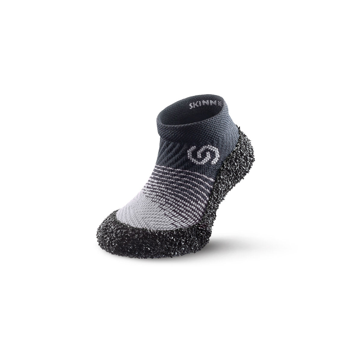Skinners 2.0 Kids Barfußschuhe in Stone Grey sind flexible Sockenschuhe für Kinder, die barfußähnliches Gehen und Spielen ermöglichen. Erhältlich in unserem Onlineshop für Barfußschuhe.