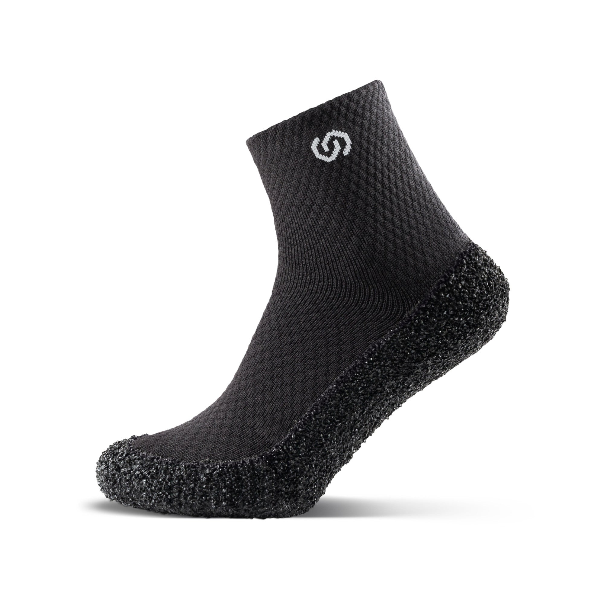 Sockenschuhe Skinners 2.0 in Schwarz mit Hexagon-Muster, Frontansicht, erhältlich in unserem Onlineshop für Barfußschuhe. Vielseitig einsetzbar, ideal für Outdoor-Aktivitäten, Fitness oder als leichter Ersatz für Schuhe unterwegs.