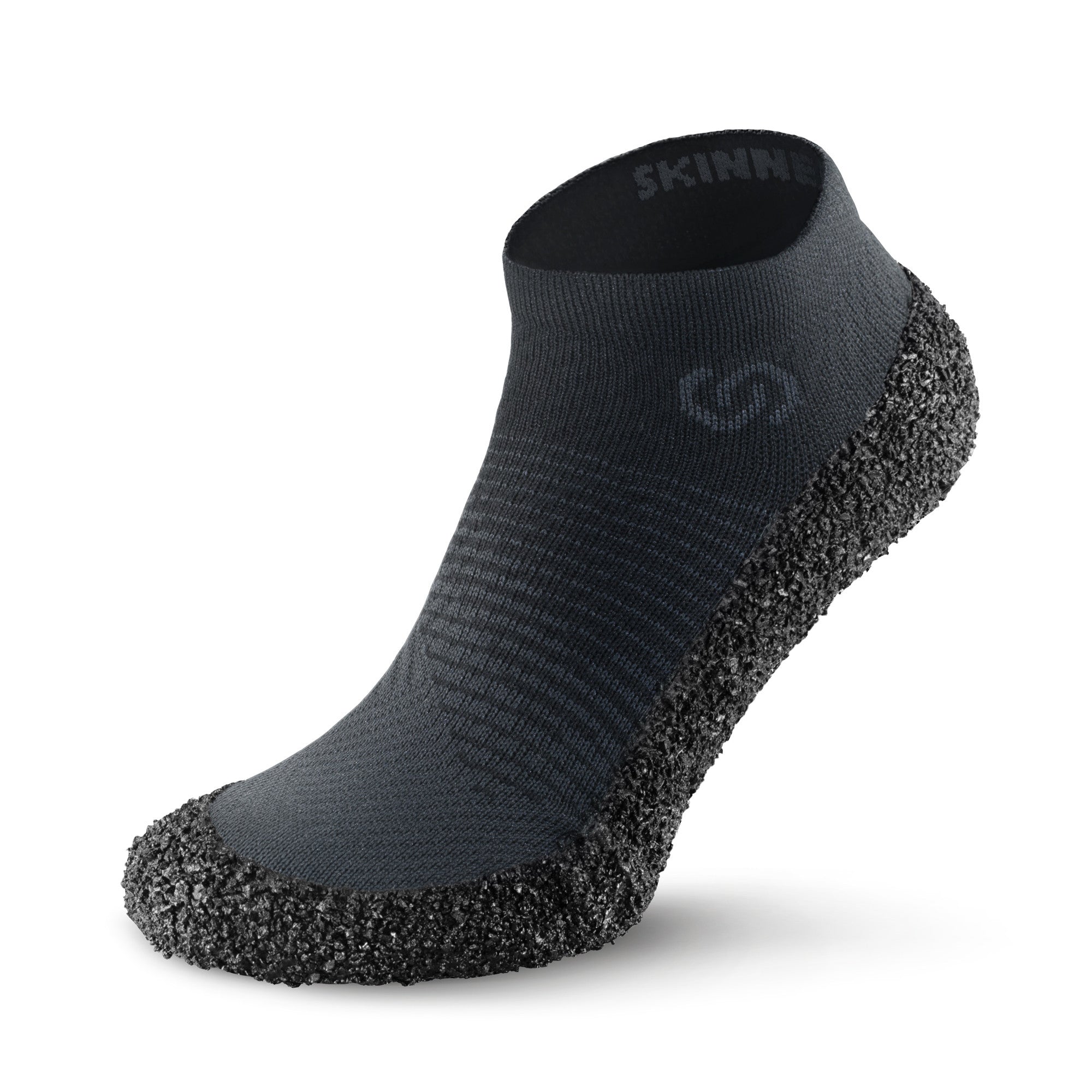 Sockenschuhe Skinners 2.0 Comfort in Anthrazit, erhältlich in unserem Onlineshop für Barfußschuhe. Mit ihrem minimalistischen Design und der flexiblen Sohle bieten sie optimalen Komfort und Unterstützung, perfekt für Sport, Reisen und Alltag.
