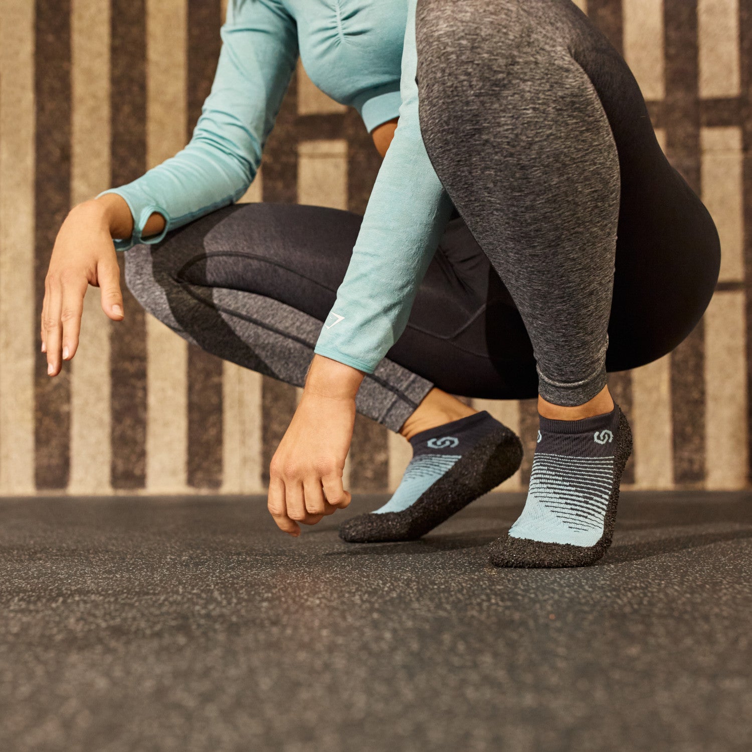 Sockenschuhe Skinners 2.0 Comfort in Aqua, getragen, erhältlich in unserem Onlineshop für Barfußschuhe. Mit ihrem flexiblen Design bieten sie natürlichen Tragekomfort und Bewegungsfreiheit, perfekt für sportliche Aktivitäten und den Alltag.