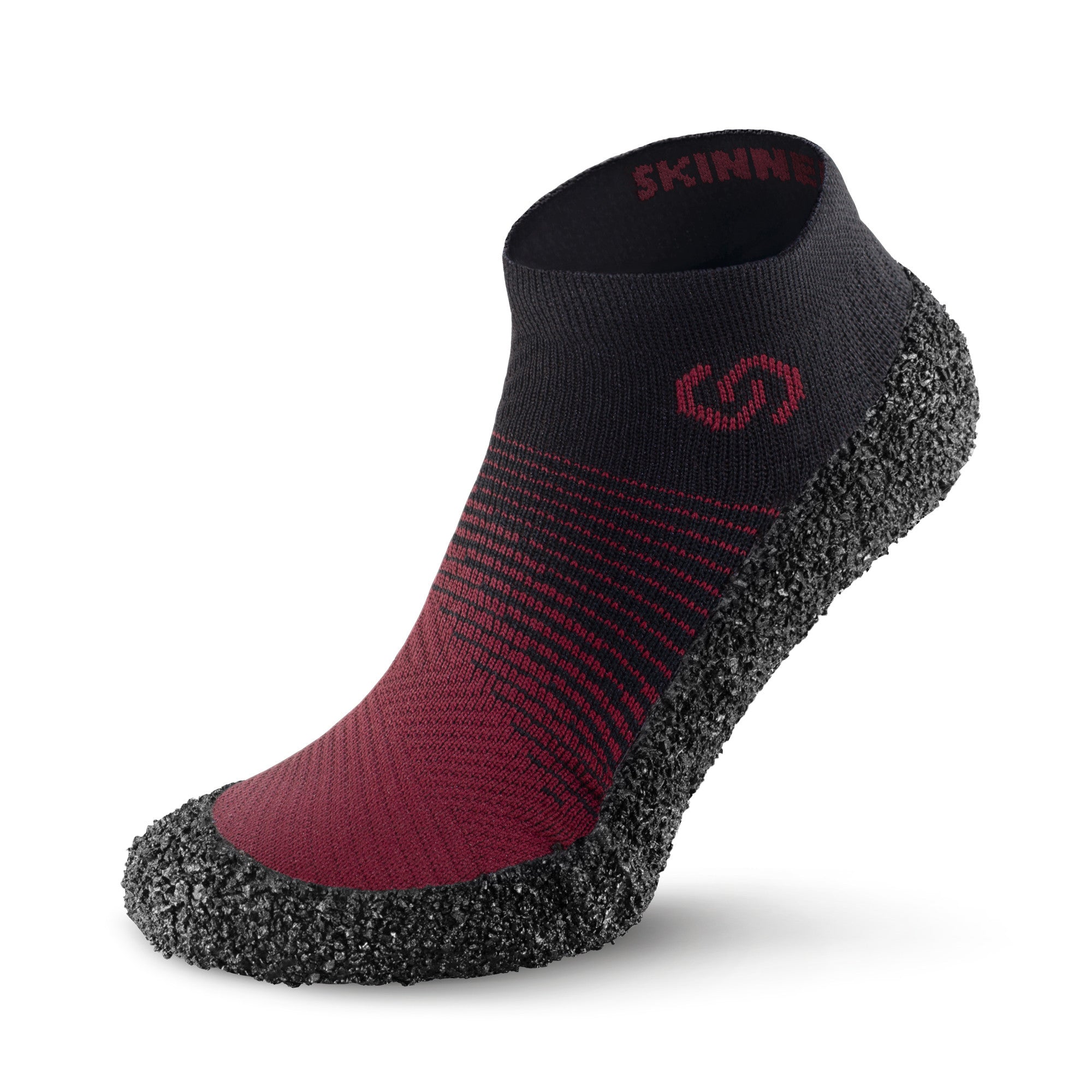Sockenschuhe Skinners 2.0 Comfort in Karminrot, erhältlich in unserem Onlineshop für Barfußschuhe. Mit ihrem flexiblen, minimalistischen Design bieten sie hohen Komfort und optimale Bewegungsfreiheit, perfekt für sportliche Aktivitäten und den Alltag.