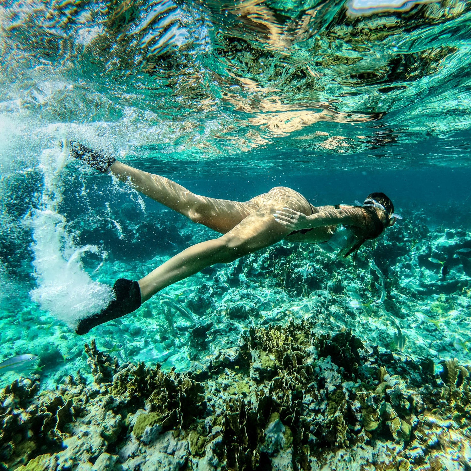 Sockenschuhe Skinners 2.0 Comfort in Marineblau, getragen, erhältlich in unserem Onlineshop für Barfußschuhe. Das flexible Design bietet natürlichen Komfort und perfekte Bewegungsfreiheit, ideal für sportliche Aktivitäten, Reisen und den Alltag.