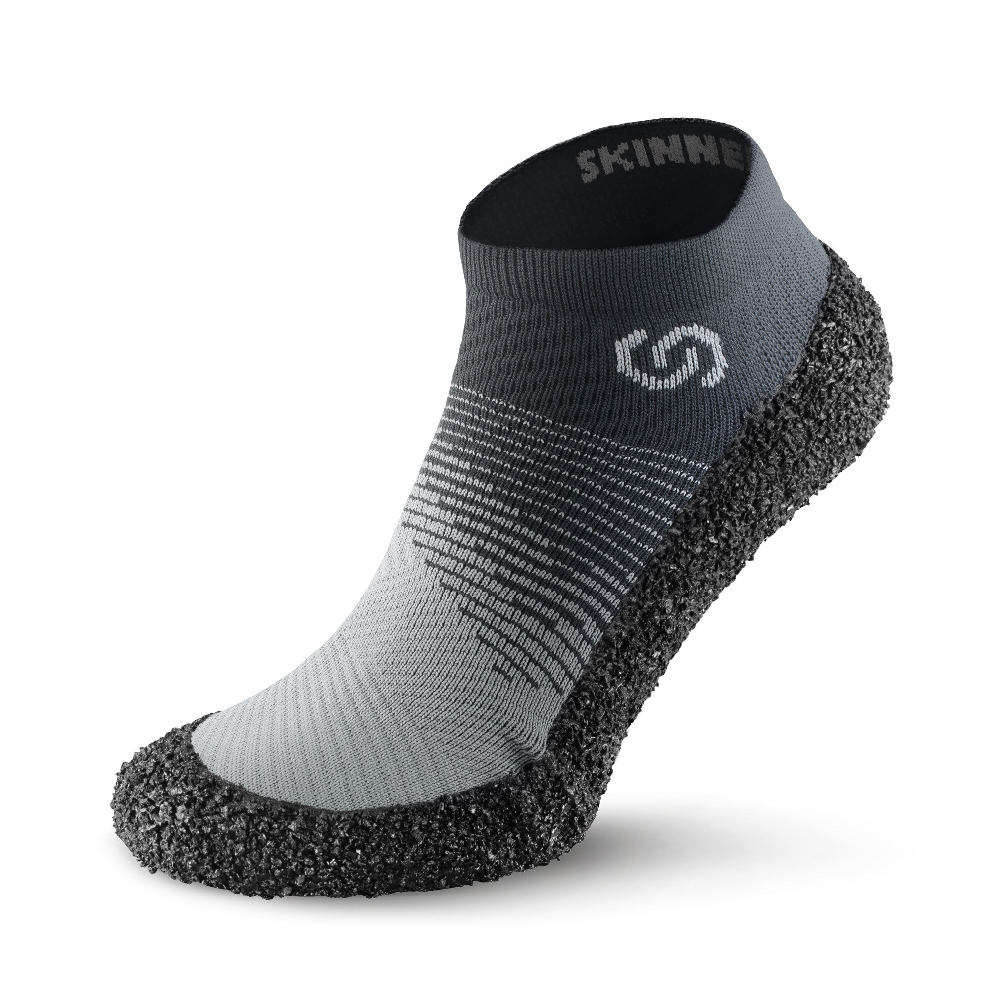 Sockenschuhe Skinners 2.0 Comfort in Steingrau, erhältlich in unserem Onlineshop für Barfußschuhe. Mit ihrem flexiblen, minimalistischen Design bieten sie hervorragenden Komfort und Bewegungsfreiheit, ideal für sportliche Aktivitäten, Reisen und den Alltag.