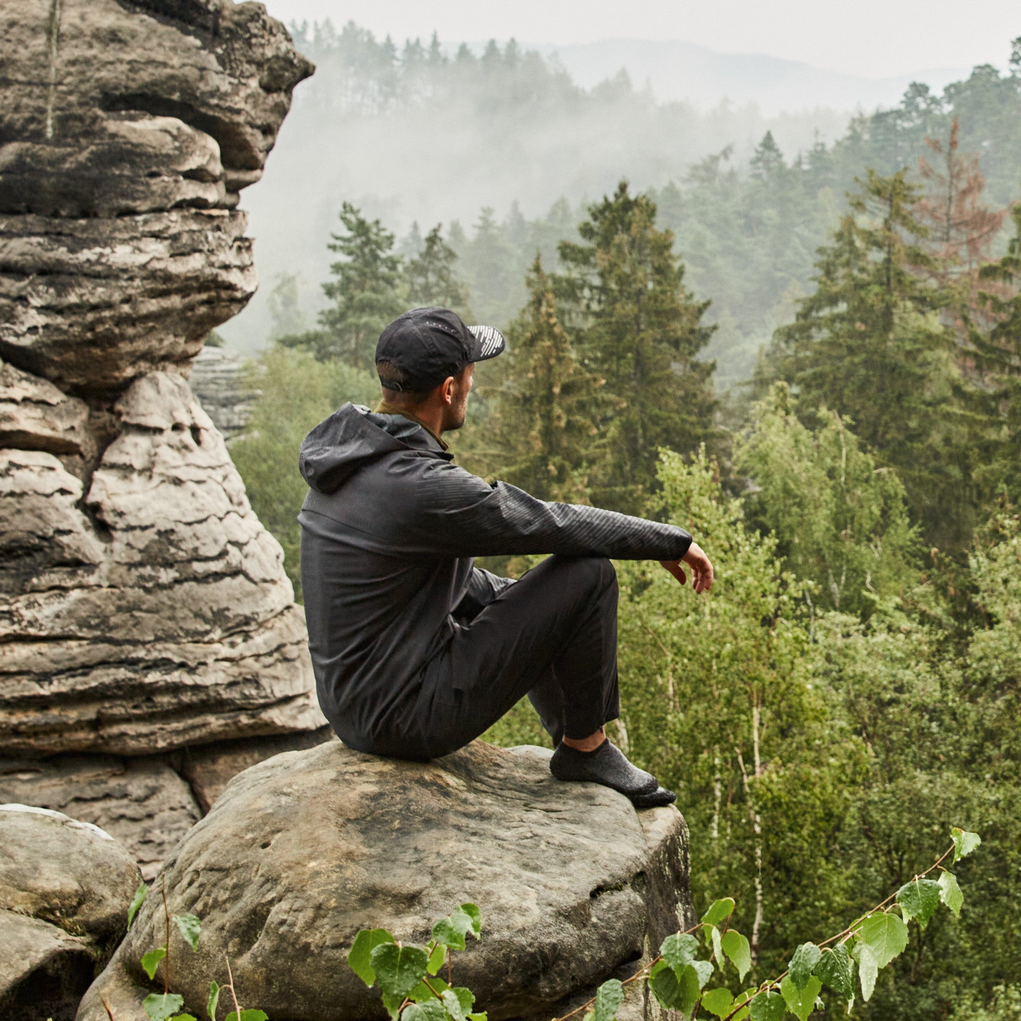 Sockenschuhe Skinners 2.0 Comfort in Steingrau, getragen, erhältlich in unserem Onlineshop für Barfußschuhe. Das flexible Design sorgt für natürlichen Komfort und optimale Bewegungsfreiheit, ideal für Outdoor-Aktivitäten, sportliche Einsätze und den Alltag.