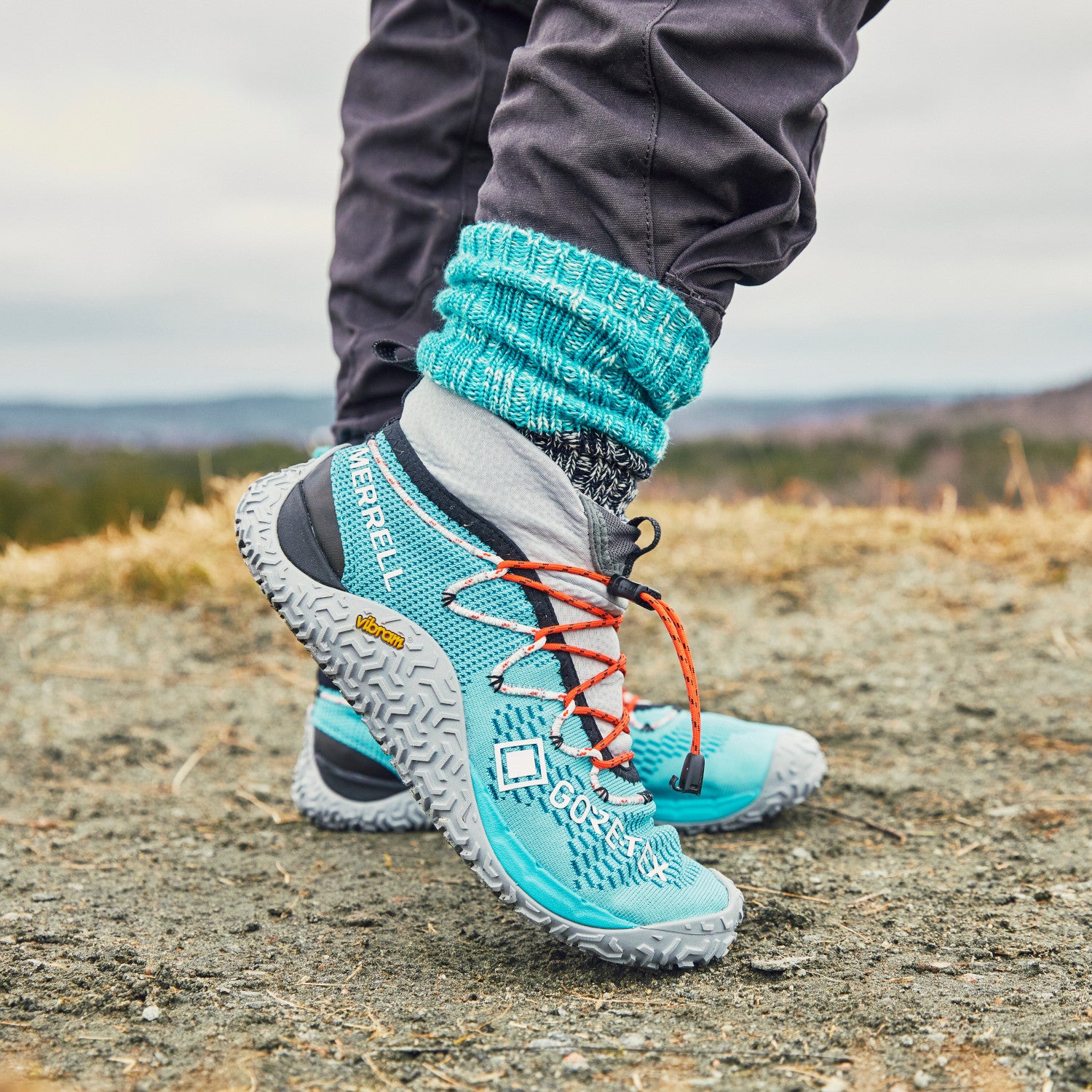 Barfußschuhe Trail Glove 7 GTX in Atoll High Rise für Damen, getragen, erhältlich in unserem Onlineshop für Barfußschuhe. Wasserdicht und flexibel für ein barfußähnliches Laufgefühl bei jedem Wetter.