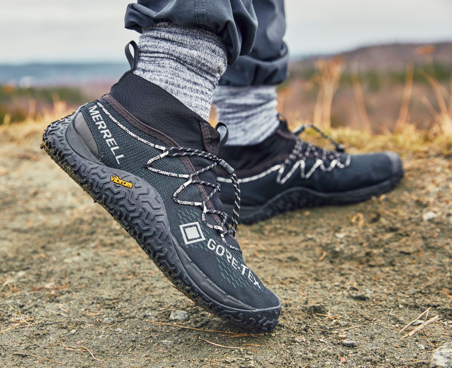 Barfußschuhe Trail Glove 7 GTX in Schwarz für Damen, getragen, erhältlich in unserem Onlineshop für Barfußschuhe. Wasserdicht und flexibel, ideal für ein barfußähnliches Gefühl bei allen Outdoor-Aktivitäten.