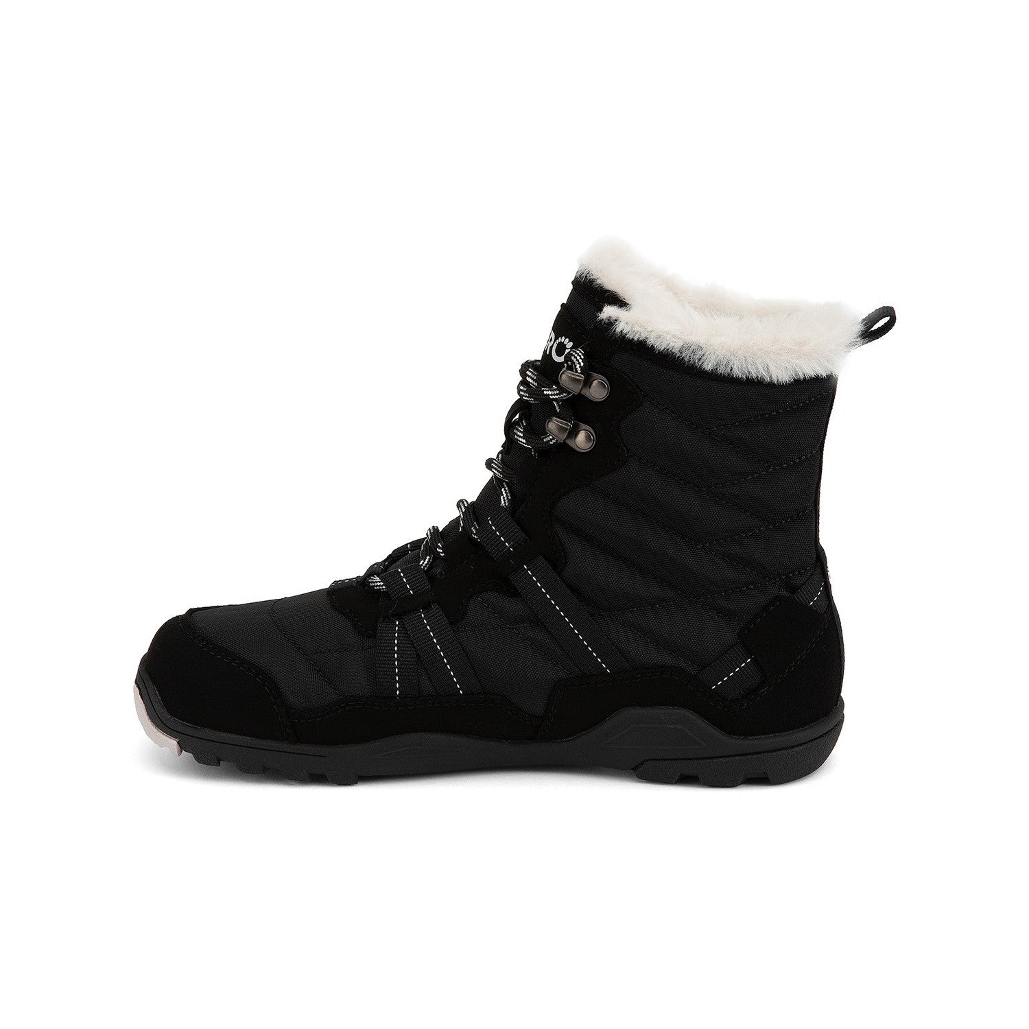 Xero Shoes Alpine Women Barfußschuhe Schneestiefel in Black White, Ansicht von links. Leichte, flexible Winterstiefel, die natürlichen Komfort und Wärme bieten. Erhältlich in unserem Onlineshop für Barfußschuhe.