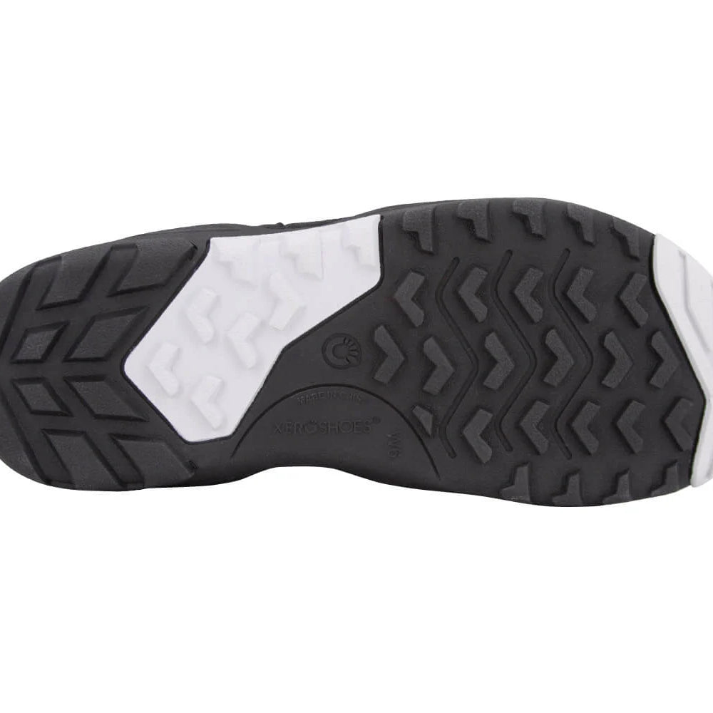 Xero Shoes Alpine Women Black White Trees Barfußschuhe Schneestiefel, Ansicht von unten. Leichte, flexible Winterstiefel mit einem stilvollen Baum-Muster, die natürlichen Komfort und Wärme bieten. Erhältlich in unserem Onlineshop für Barfußschuhe.