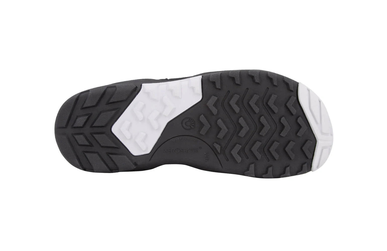 Xero Shoes Alpine Women Black White Trees Barfußschuhe Schneestiefel, Ansicht von unten. Leichte, flexible Winterstiefel mit einem stilvollen Baum-Muster, die natürlichen Komfort und Wärme bieten. Erhältlich in unserem Onlineshop für Barfußschuhe.