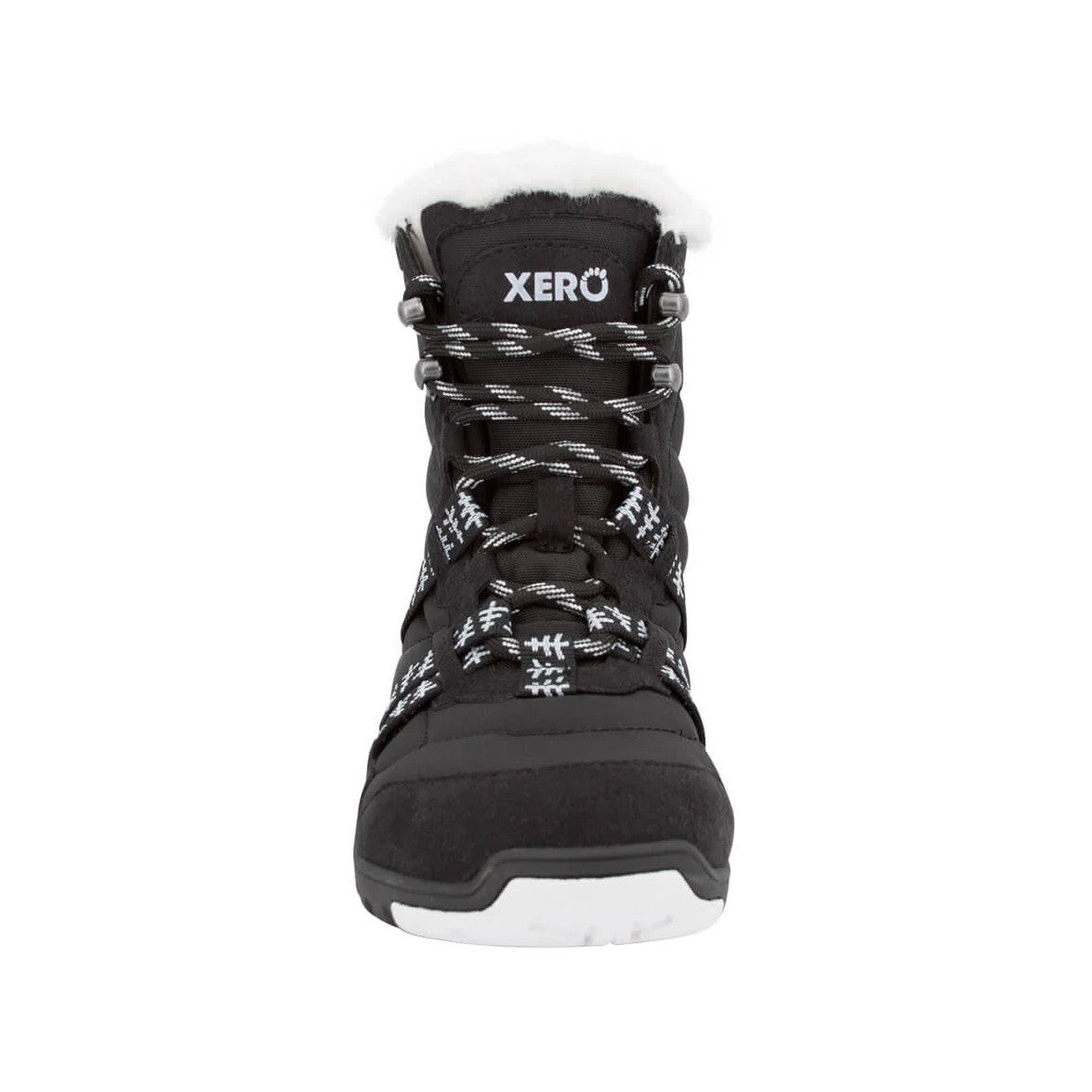 Xero Shoes Alpine Women Black White Trees Barfußschuhe Schneestiefel, Ansicht von vorne. Leichte, flexible Winterstiefel mit einzigartigem Baum-Muster, die natürlichen Komfort und Wärme bieten. Erhältlich in unserem Onlineshop für Barfußschuhe.