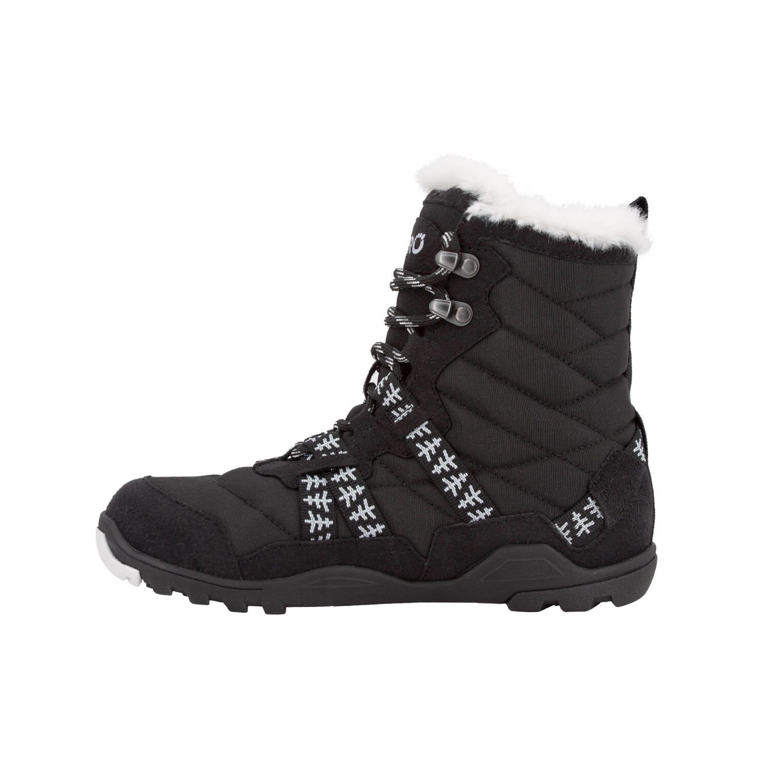 Xero Shoes Alpine Women Black White Trees Barfußschuhe Schneestiefel, Ansicht von links. Leichte, flexible Winterstiefel mit einem stilvollen Baum-Muster, die natürlichen Komfort und Wärme bieten. Erhältlich in unserem Onlineshop für Barfußschuhe.