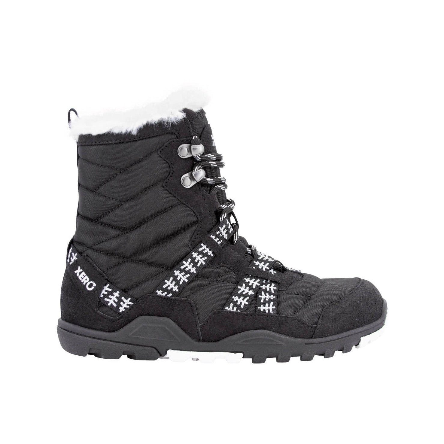 Xero Shoes Alpine Women Black White Trees Barfußschuhe Schneestiefel, Ansicht von rechts. Leichte, flexible Winterstiefel mit einem eleganten Baum-Muster, die natürlichen Komfort und Wärme bieten. Erhältlich in unserem Onlineshop für Barfußschuhe.