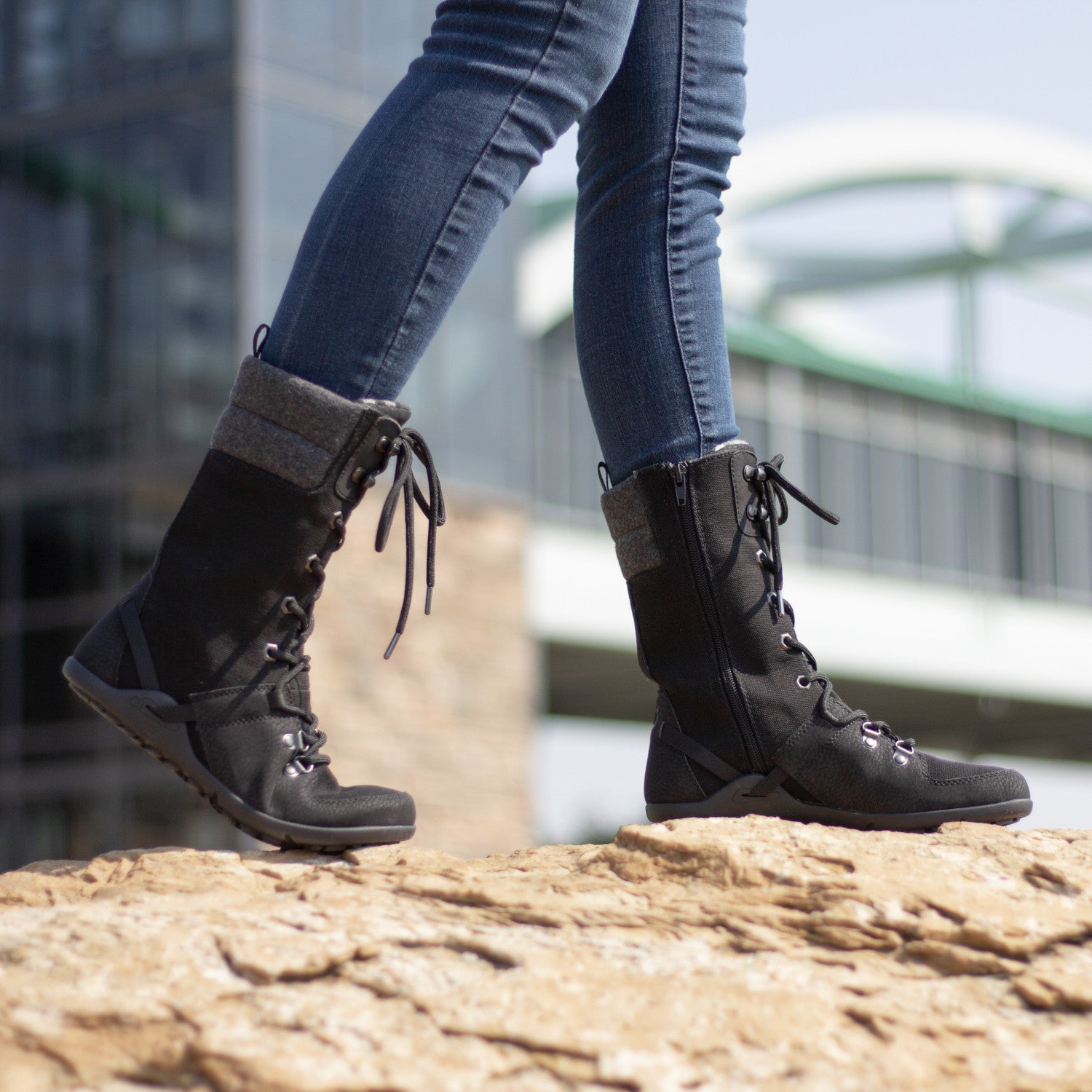 Xero Shoes Mika Barfußschuhe Winterschuhe in Schwarz am Fuß im Onlineshop für Barfußschuhe, ideal für den Winter