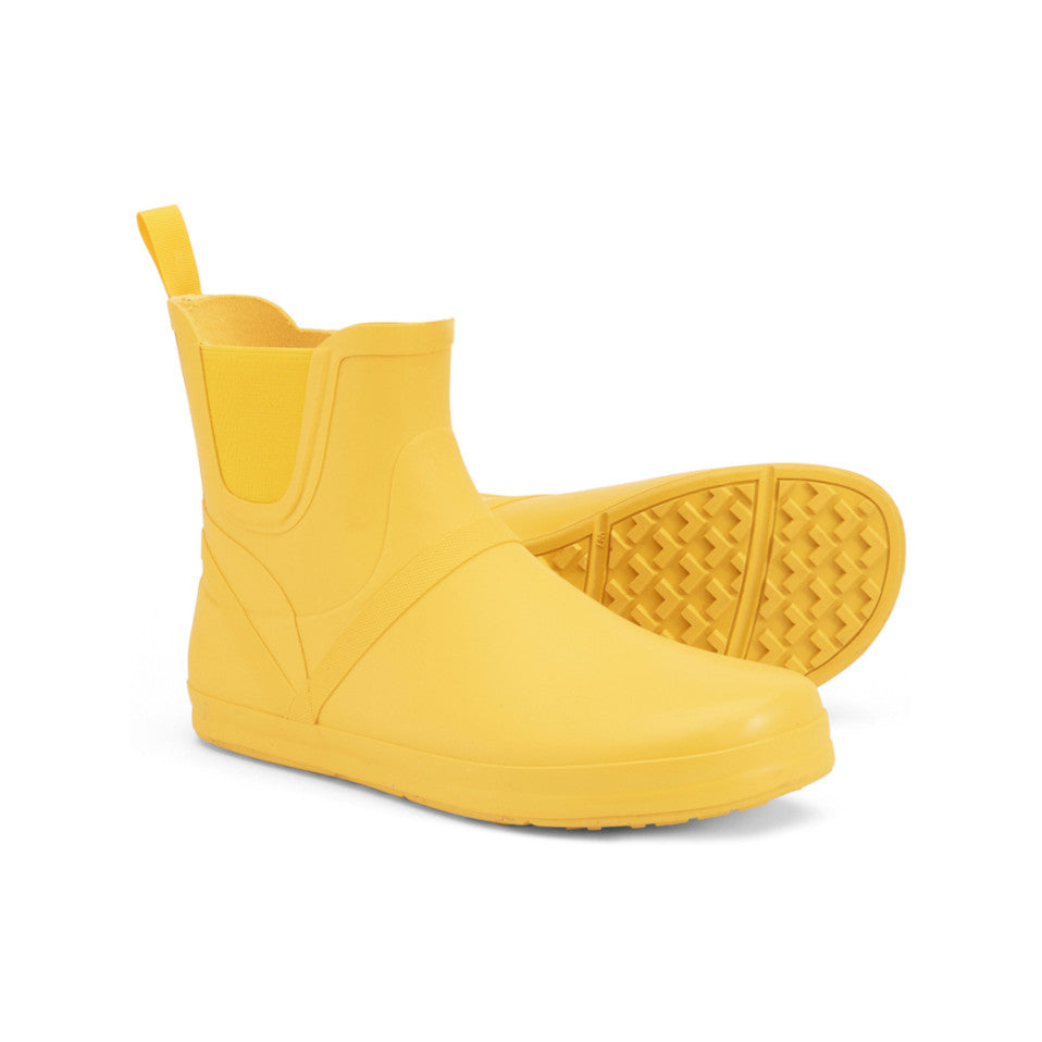 Xero Shoes Gracie Gelb Damen Barfußschuhe minimalistische Regenstiefel. Diese flexiblen, barfußähnlichen Regenstiefel bieten optimalen Schutz vor Nässe und ein natürliches Laufgefühl, ideal für regnerische Tage. Der leuchtende Gelbton sorgt für einen fröhlichen Akzent. Erhältlich in unserem Onlineshop für Barfußschuhe.