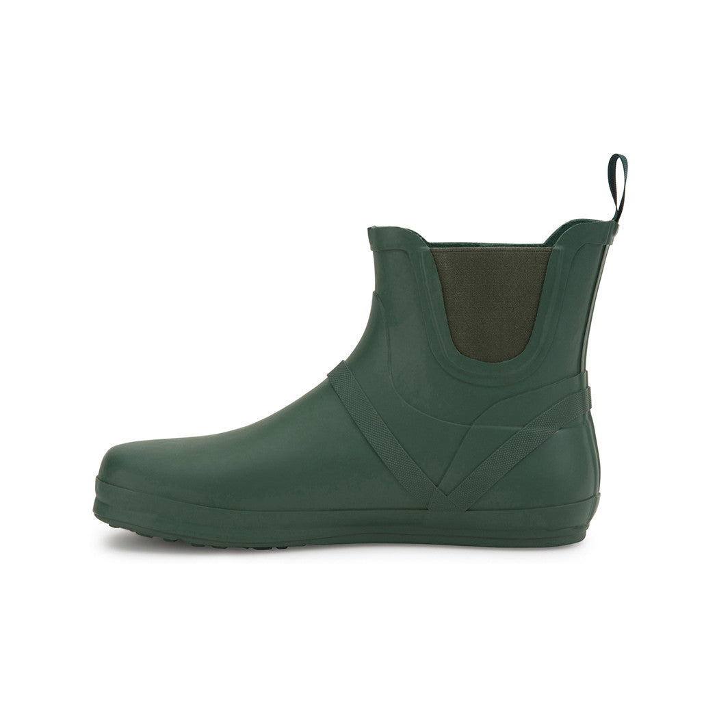 Xero Shoes Gracie Grün Damen Barfußschuhe minimalistische Regenstiefel, Ansicht von links. Diese flexiblen Barfußschuhe bieten das natürliche Laufgefühl und halten Ihre Füße trocken, während Sie sich bei Regenwetter frei bewegen können. Perfekt für aktive Frauen, die auch bei Nässe auf Komfort nicht verzichten möchten. Erhältlich in unserem Onlineshop für Barfußschuhe.