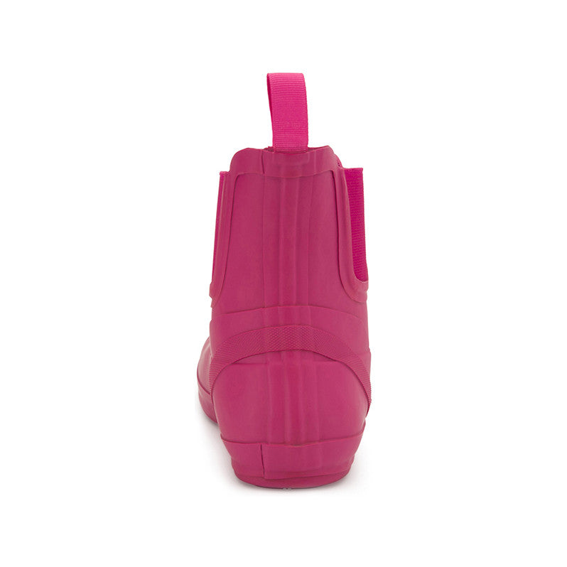 Xero Shoes Gracie Pink Damen Barfußschuhe minimalistische Regenstiefel, Ansicht von hinten. Diese flexiblen Barfußschuhe bieten maximalen Komfort und Schutz vor Nässe, während der pinke Farbton für einen fröhlichen Look sorgt. Ideal für regnerische Tage, an denen Sie nicht auf Bewegungsfreiheit verzichten möchten. Erhältlich in unserem Onlineshop für Barfußschuhe.