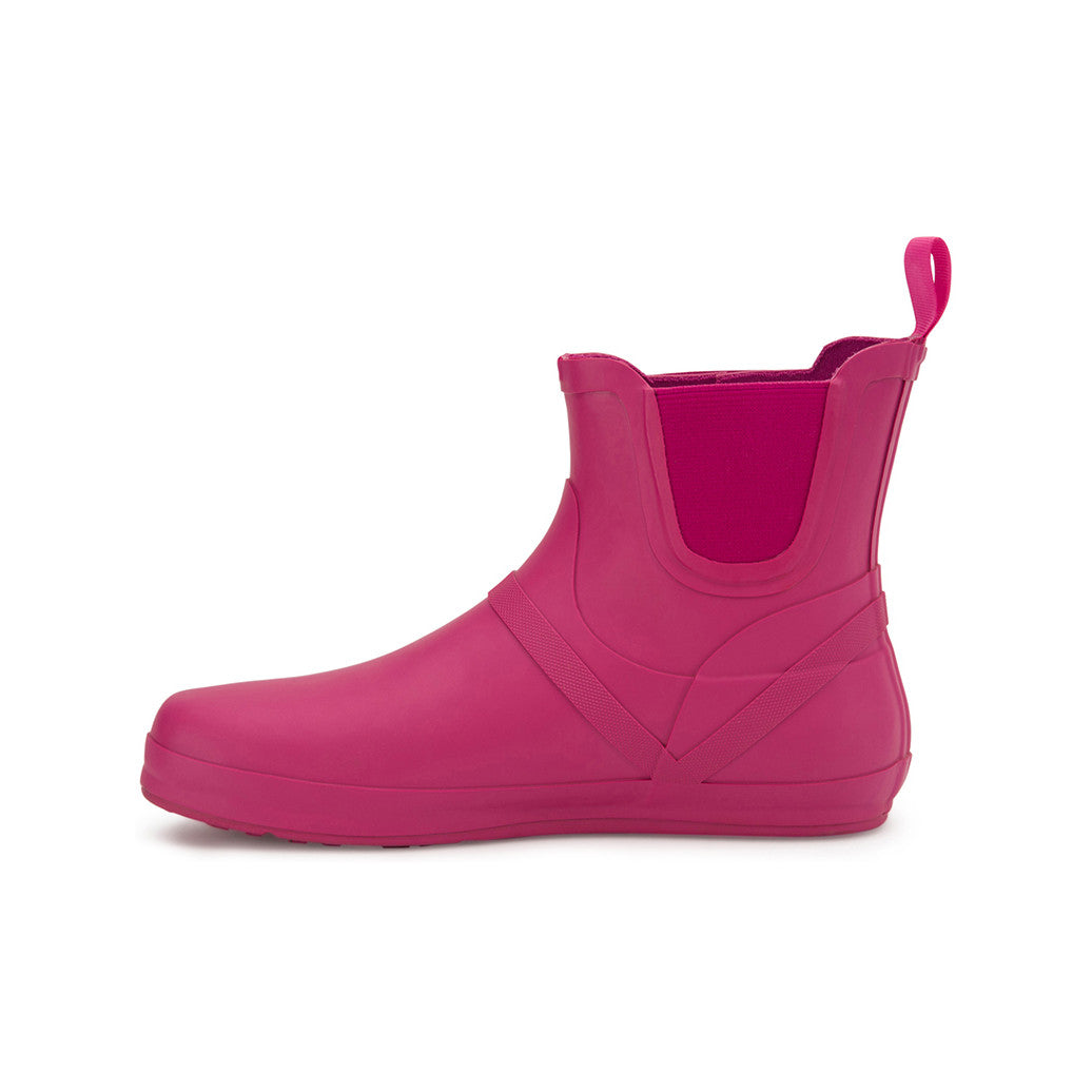 Xero Shoes Gracie Pink Damen Barfußschuhe minimalistische Regenstiefel, Ansicht von links. Diese flexiblen Regenstiefel bieten das barfußähnliche Laufgefühl und zuverlässigen Schutz bei nassem Wetter. Der pinke Farbton bringt Farbe in regnerische Tage und sorgt für einen fröhlichen Look. Erhältlich in unserem Onlineshop für Barfußschuhe.