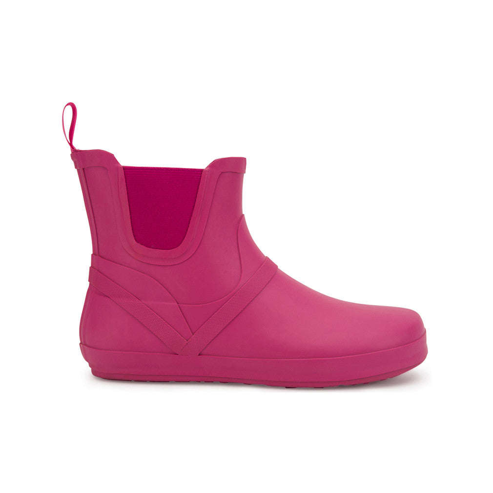 Xero Shoes Gracie Pink Damen Barfußschuhe minimalistische Regenstiefel, Ansicht von rechts. Diese flexiblen Regenstiefel bieten das natürliche Barfußgefühl und zuverlässigen Schutz bei nassem Wetter. Der pinke Farbton sorgt für einen fröhlichen und lebendigen Look an regnerischen Tagen. Erhältlich in unserem Onlineshop für Barfußschuhe.