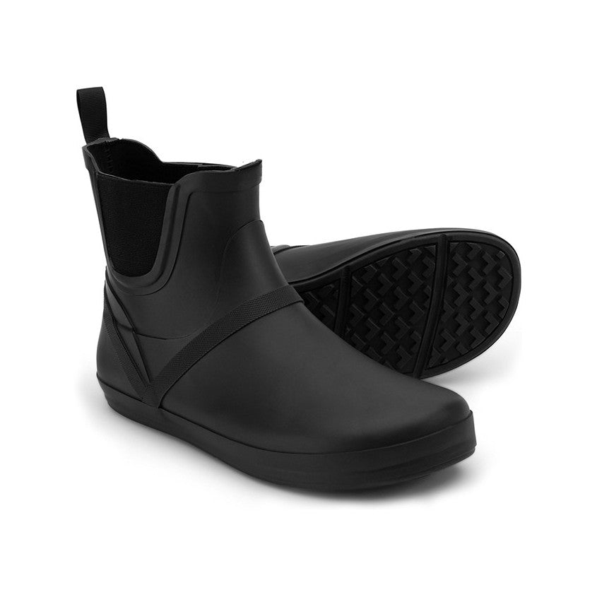 Xero Shoes Gracie Schwarz Damen Barfußschuhe minimalistische Regenstiefel. Diese Regenstiefel bieten das natürliche Barfußgefühl und flexiblen Schutz bei nassem Wetter. Sie sind perfekt für Frauen, die Komfort und Bewegungsfreiheit auch an regnerischen Tagen suchen. Erhältlich in unserem Onlineshop für Barfußschuhe.