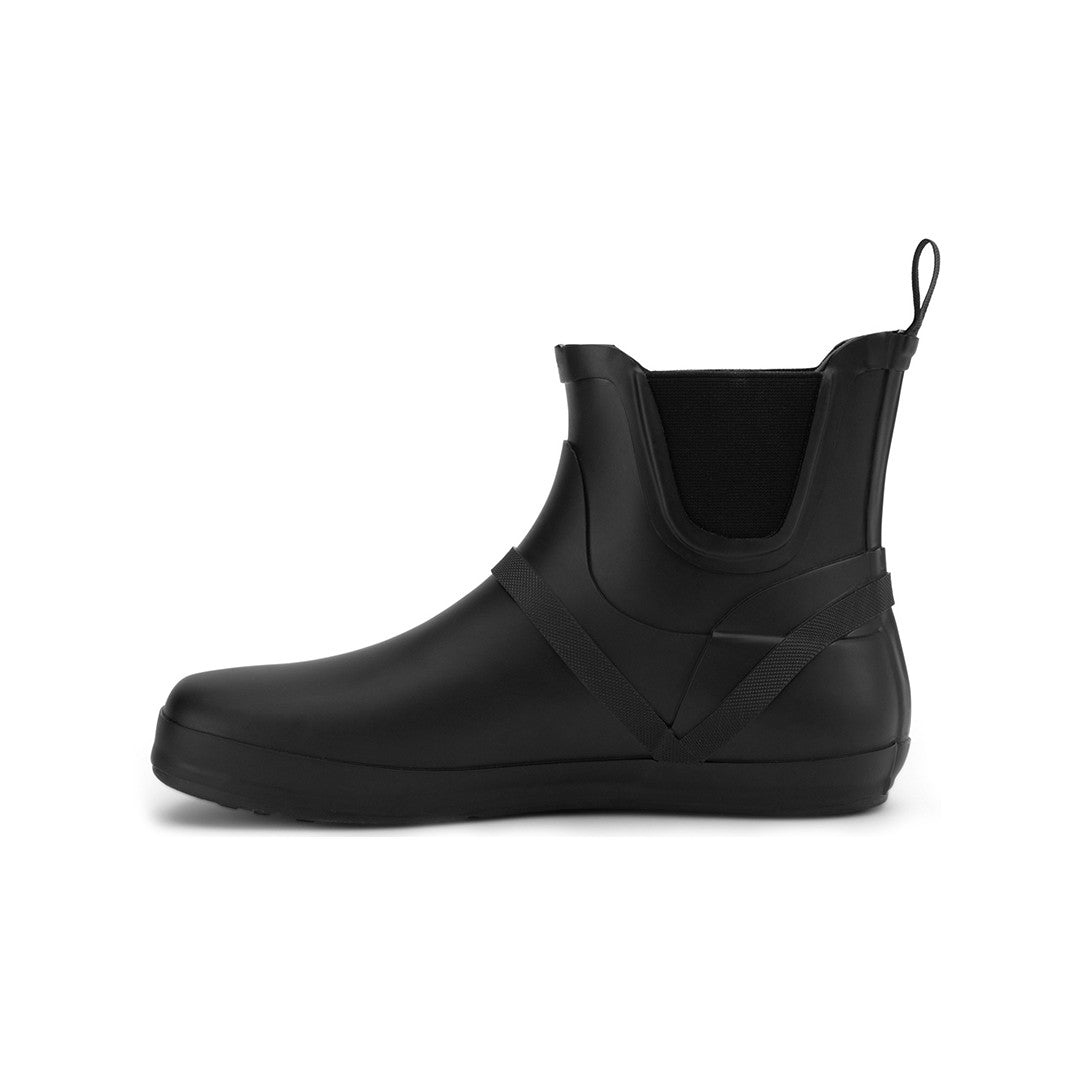 Xero Shoes Gracie Schwarz Damen Barfußschuhe minimalistische Regenstiefel, Ansicht von links. Diese flexiblen Regenstiefel bieten das natürliche Laufgefühl von Barfußschuhen und schützen gleichzeitig vor Feuchtigkeit, ideal für regenreiche Tage. Erhältlich in unserem Onlineshop für Barfußschuhe.