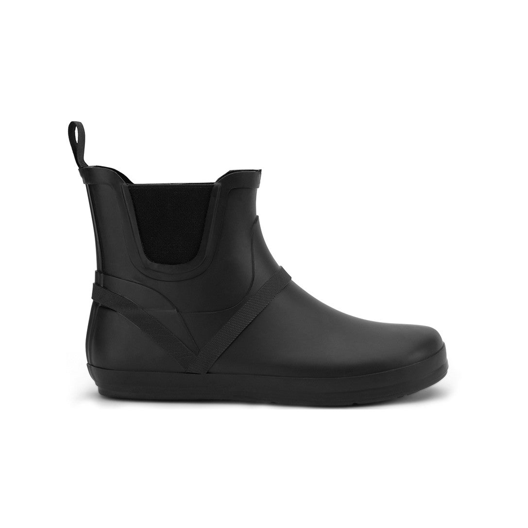 Xero Shoes Gracie Schwarz Damen Barfußschuhe minimalistische Regenstiefel, Ansicht von rechts. Diese leichten, flexiblen Regenstiefel bieten den Komfort von Barfußschuhen und schützen zuverlässig vor Nässe. Ideal für Frauen, die auch bei Regen auf Bewegungsfreiheit nicht verzichten möchten. Erhältlich in unserem Onlineshop für Barfußschuhe.
