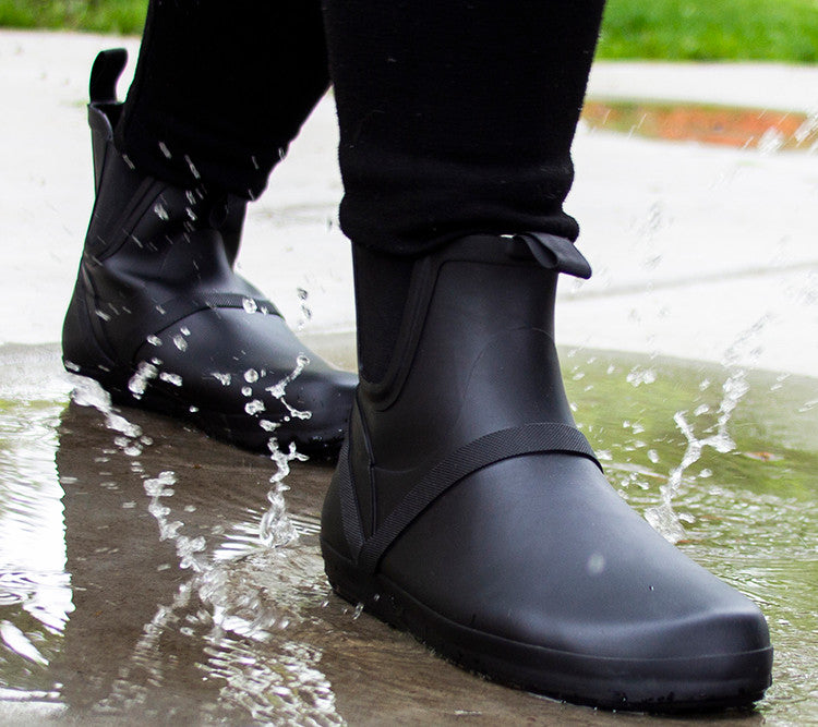 Xero Shoes Gracie Schwarz Damen Barfußschuhe minimalistische Regenstiefel, getragen und im Einsatz. Diese flexiblen, minimalistisch designten Regenstiefel bieten das Barfußgefühl und Schutz bei nassem Wetter. Perfekt für aktive Frauen, die auch bei Regen auf Komfort und Bewegungsfreiheit nicht verzichten möchten. Erhältlich in unserem Onlineshop für Barfußschuhe.