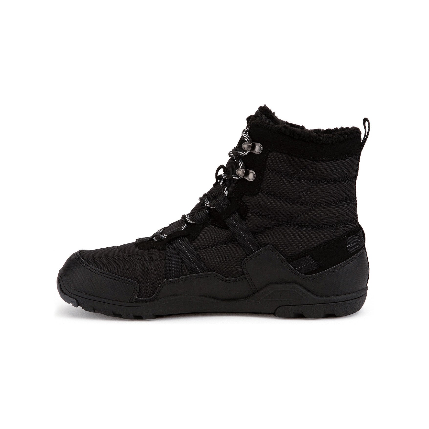 Xero Shoes Alpine Men Black Barfußschuhe Schneestiefel für den Winter, Ansicht von links. Leichte, flexible Winterstiefel in Schwarz, die natürlichen Komfort und Wärme bieten. Erhältlich in unserem Onlineshop für Barfußschuhe.