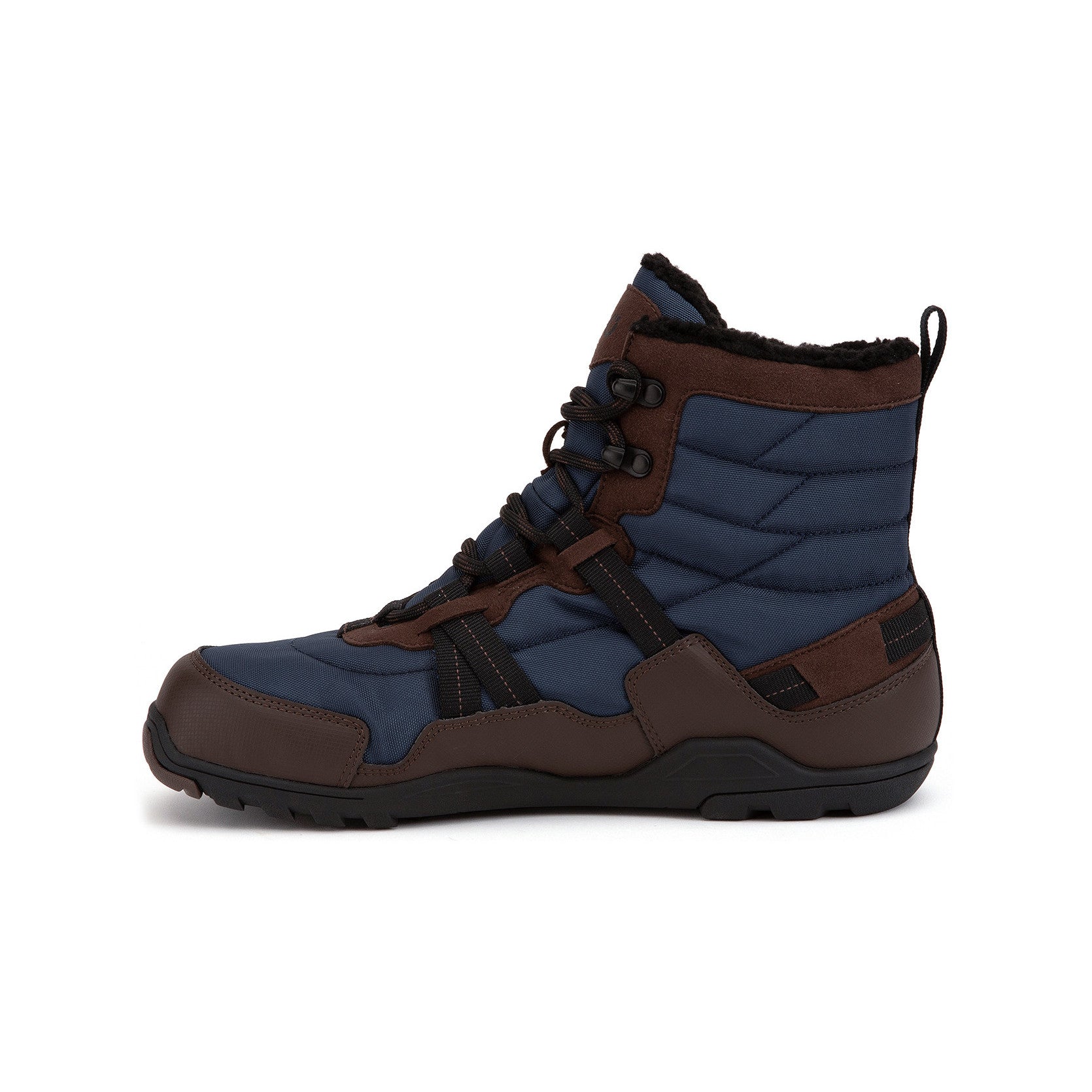Xero Shoes Alpine Men Brown Navy Barfußschuhe Schneestiefel für den Winter, linke Seitenansicht. Bequeme und strapazierfähige Winterstiefel für den Outdoorsport bei kaltem Wetter. Erhältlich in unserem Onlineshop für Barfußschuhe.